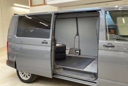 harmaa Volkswagen Transporter 2018 kuva 9.