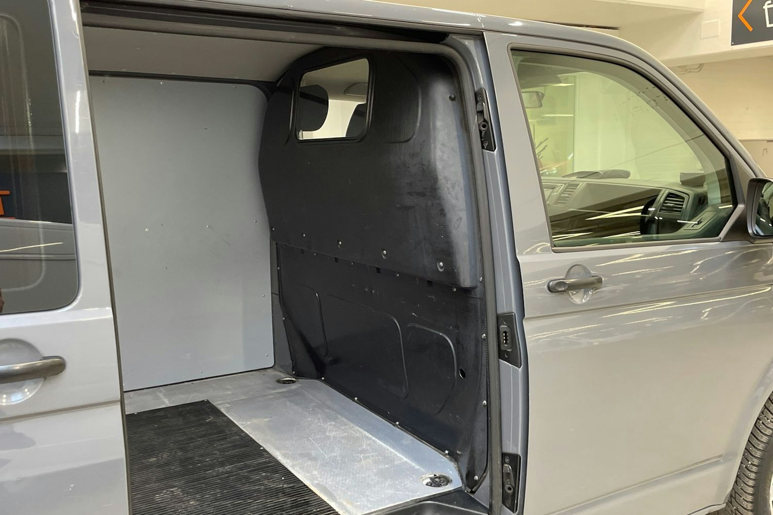 harmaa Volkswagen Transporter 2018 kuva 10.