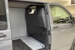 harmaa Volkswagen Transporter 2018 kuva 10.