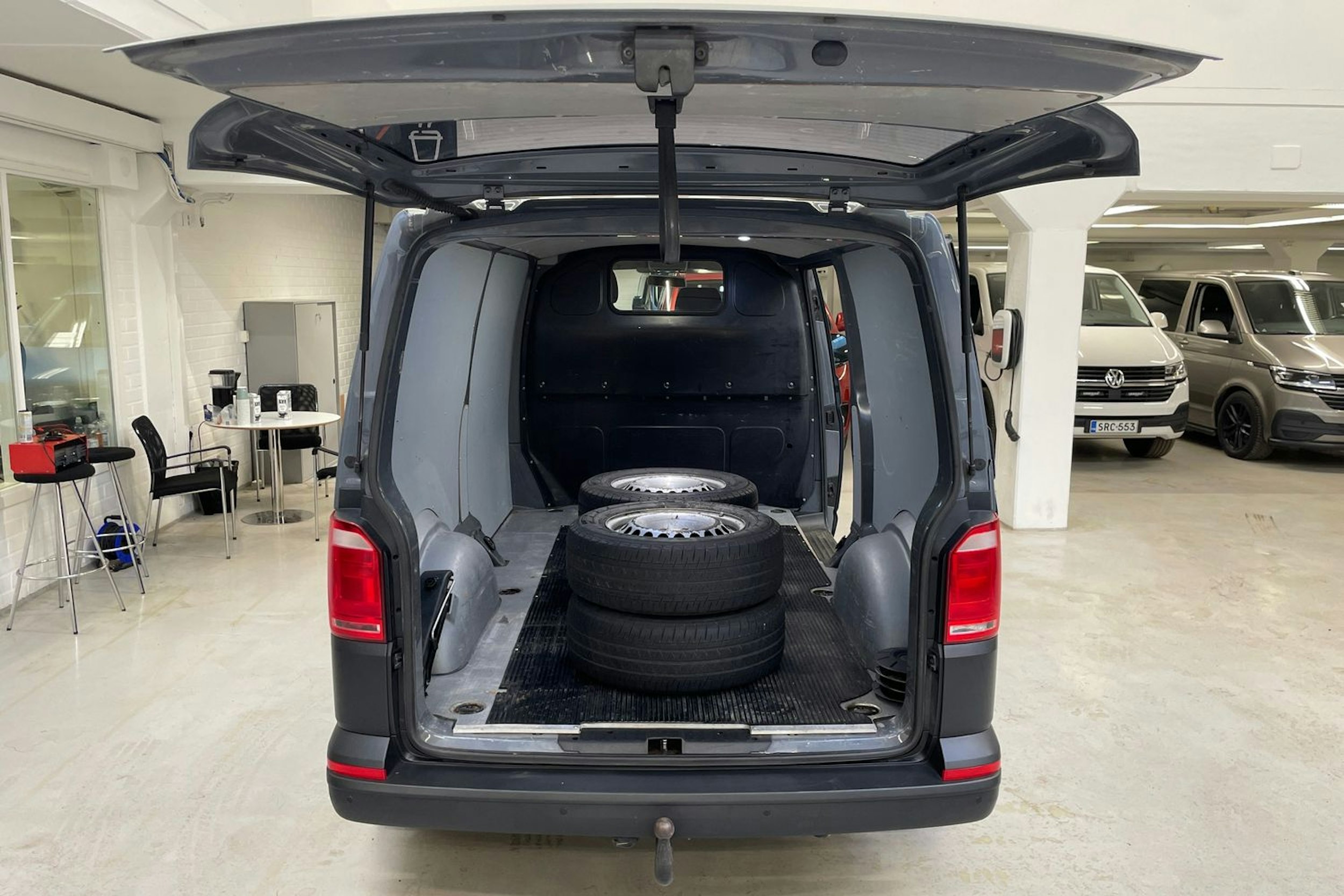 harmaa Volkswagen Transporter 2018 kuva 11.