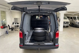 harmaa Volkswagen Transporter 2018 kuva 11.