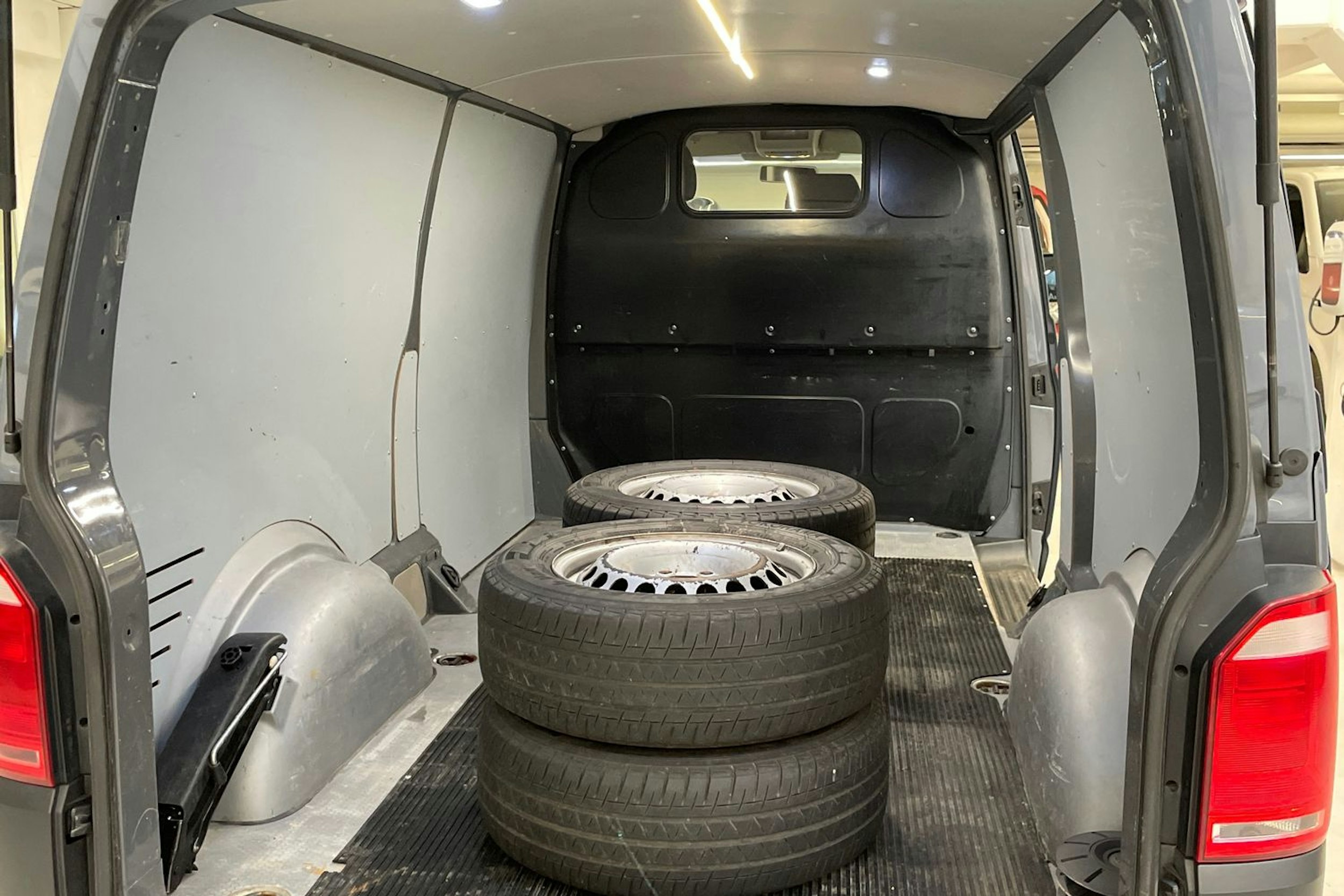 harmaa Volkswagen Transporter 2018 kuva 12.