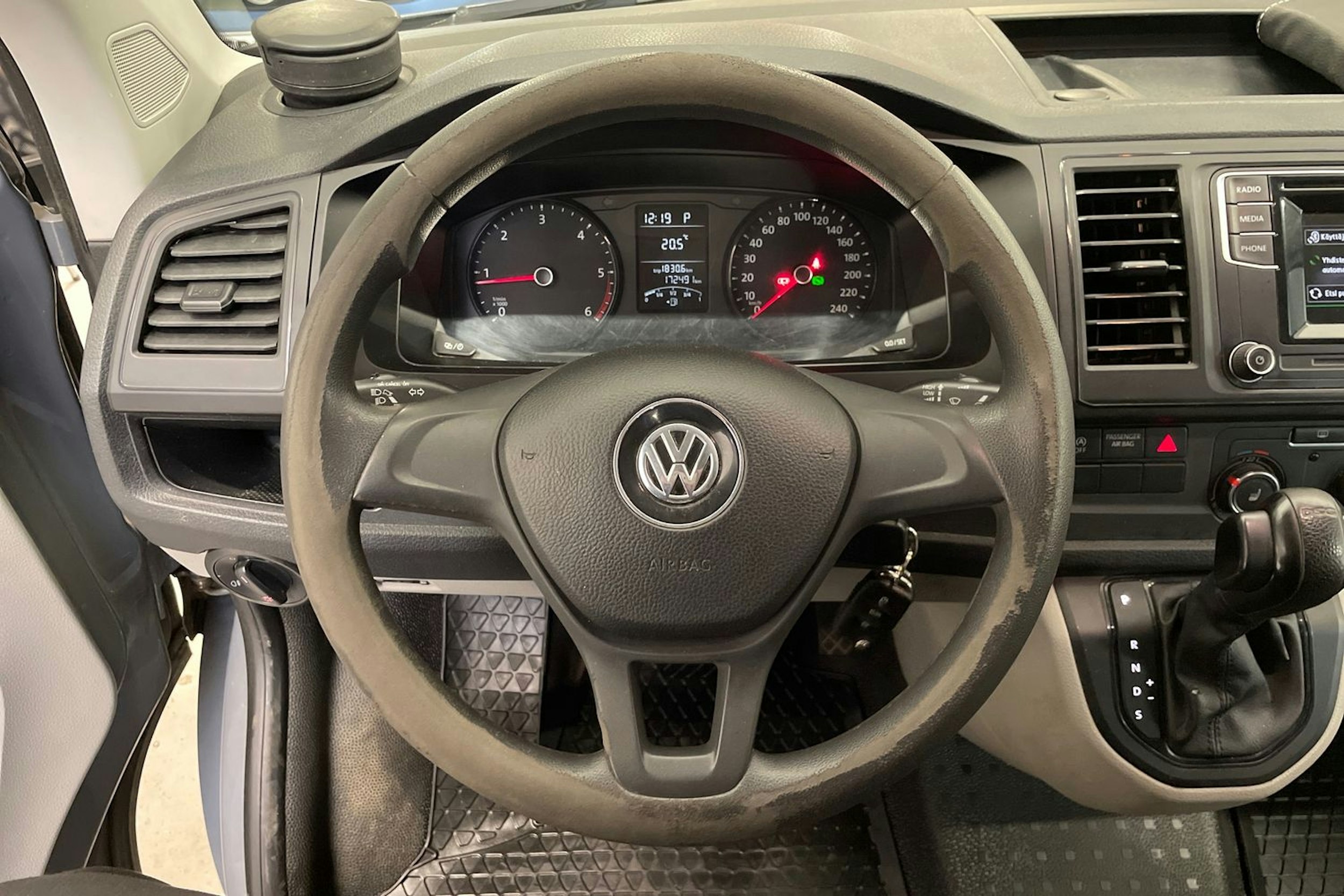 harmaa Volkswagen Transporter 2018 kuva 13.