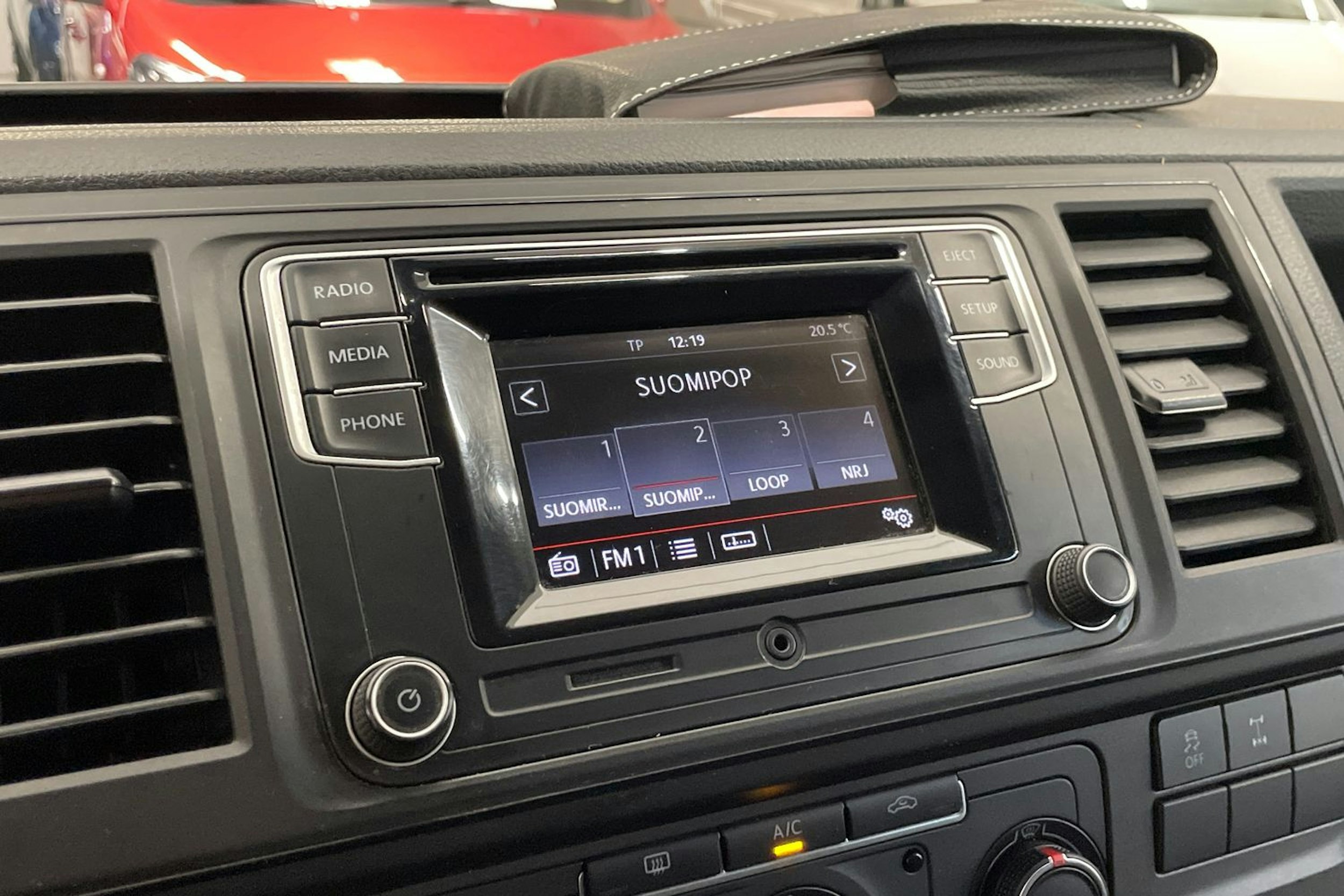 harmaa Volkswagen Transporter 2018 kuva 15.