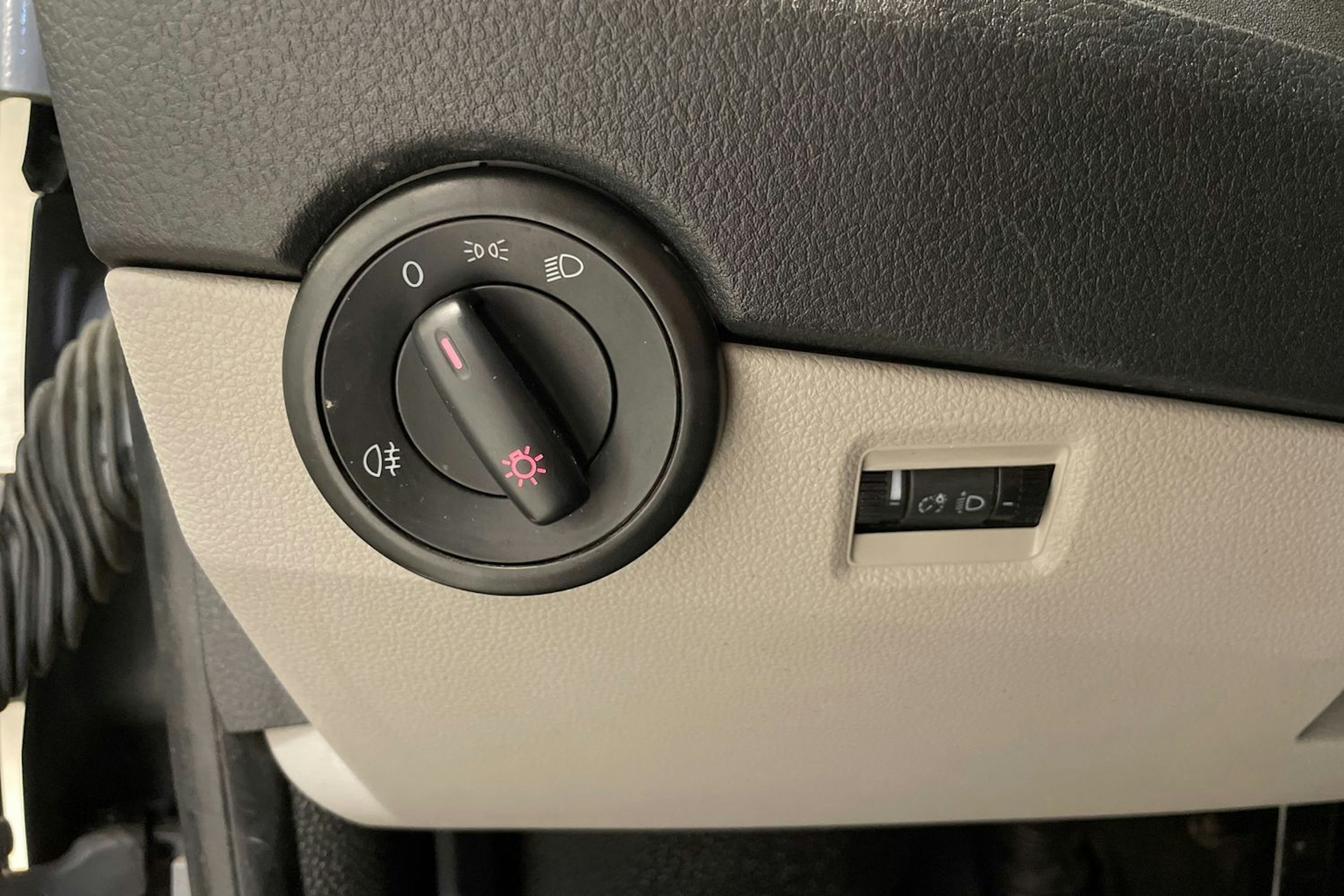 harmaa Volkswagen Transporter 2018 kuva 21.