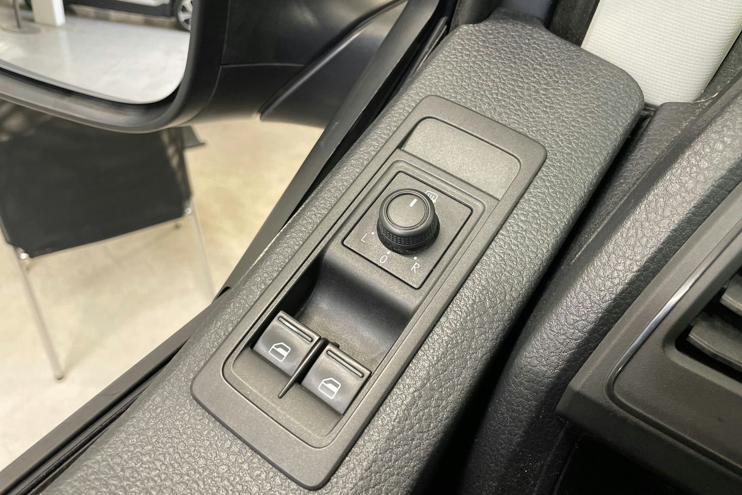 harmaa Volkswagen Transporter 2018 kuva 22.