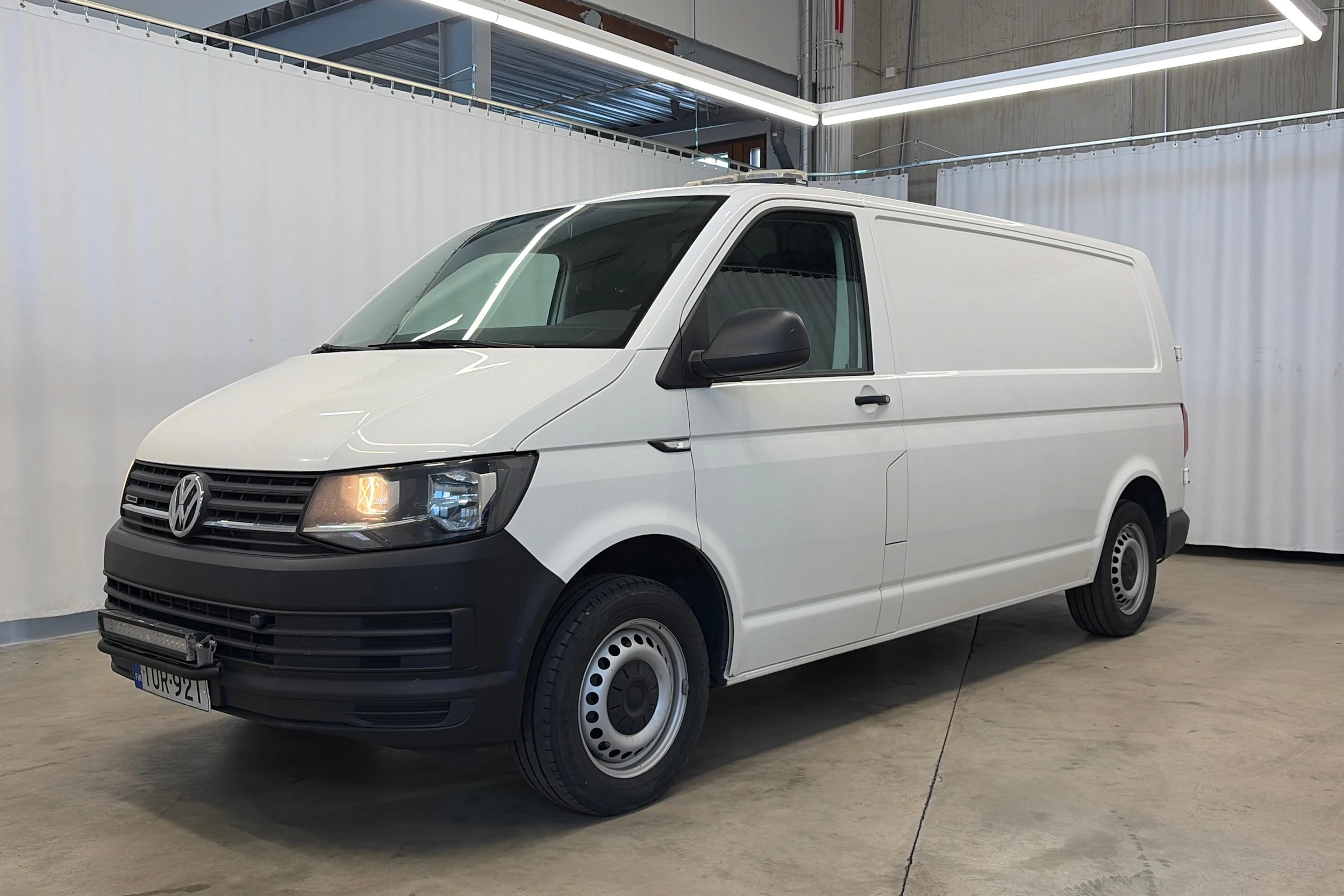 valkoinen Volkswagen Transporter 2019 kuva 3.
