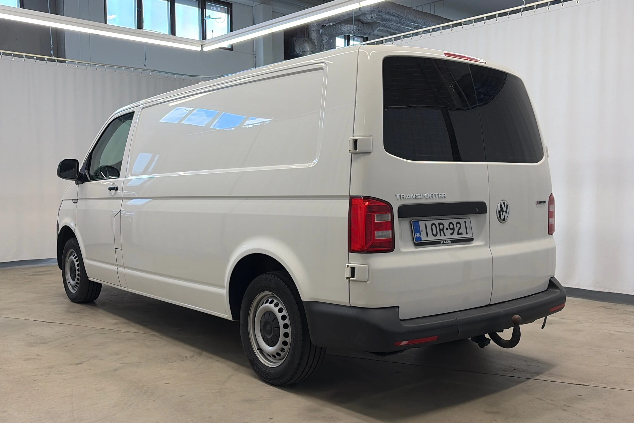 valkoinen Volkswagen Transporter 2019 kuva 4.