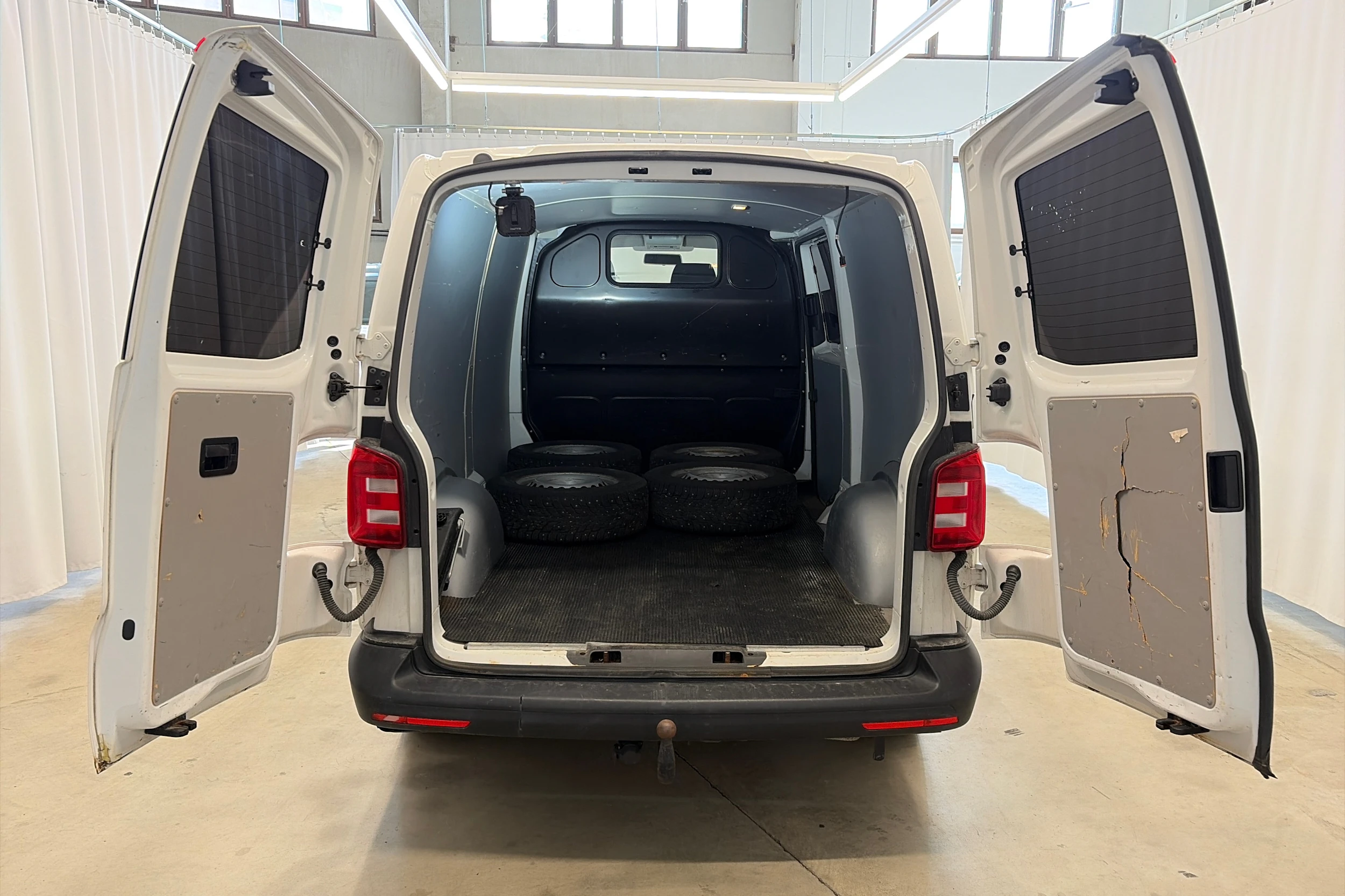 valkoinen Volkswagen Transporter 2019 kuva 5.