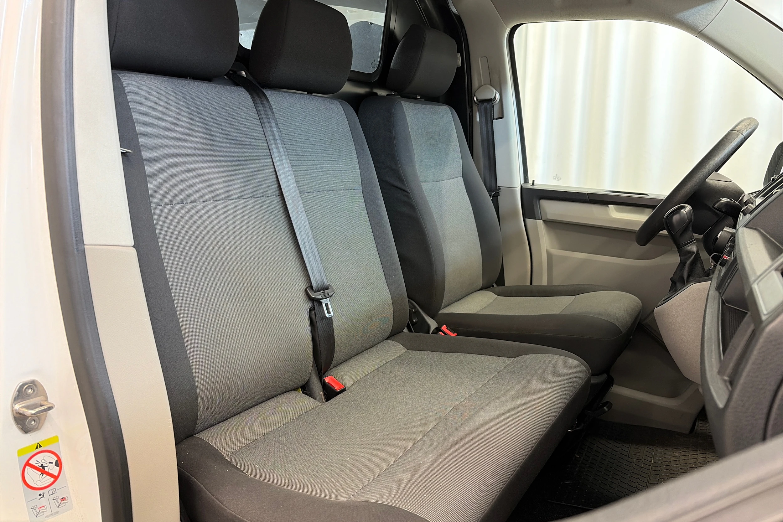valkoinen Volkswagen Transporter 2019 kuva 8.