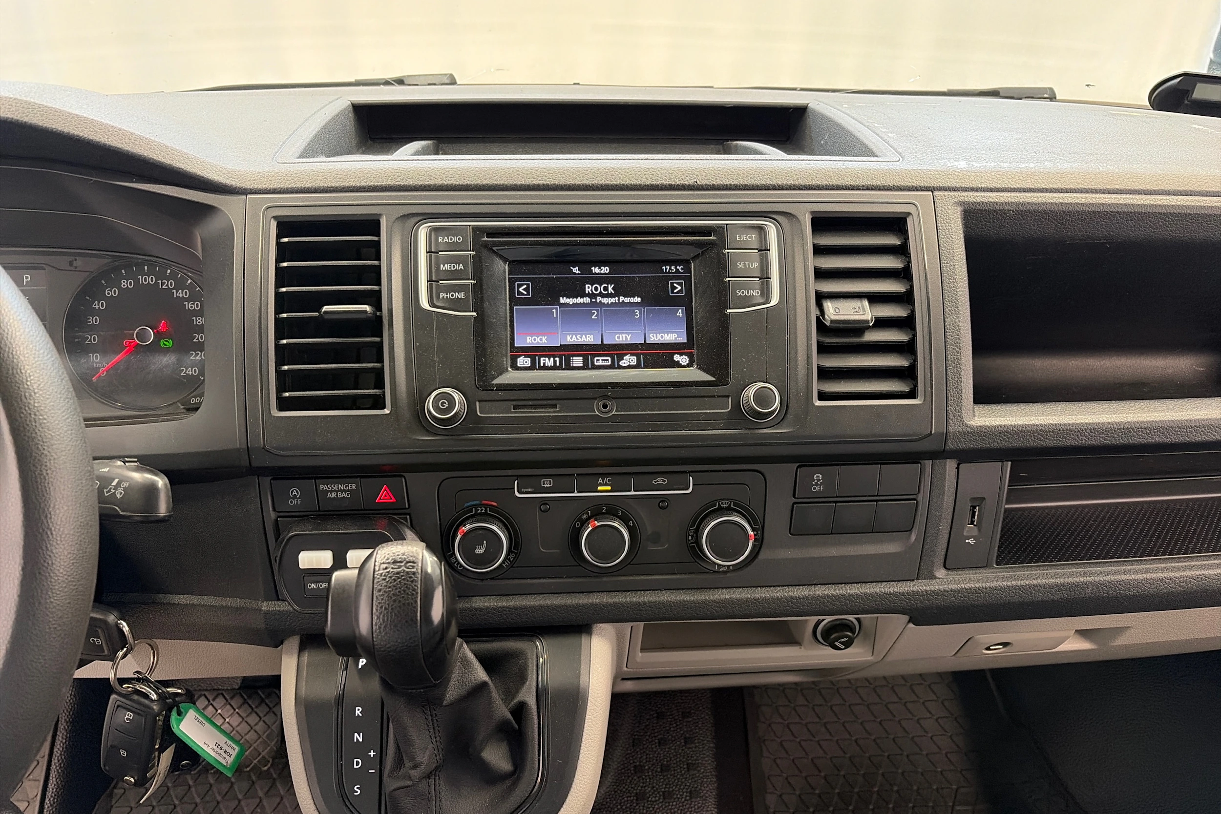 valkoinen Volkswagen Transporter 2019 kuva 11.