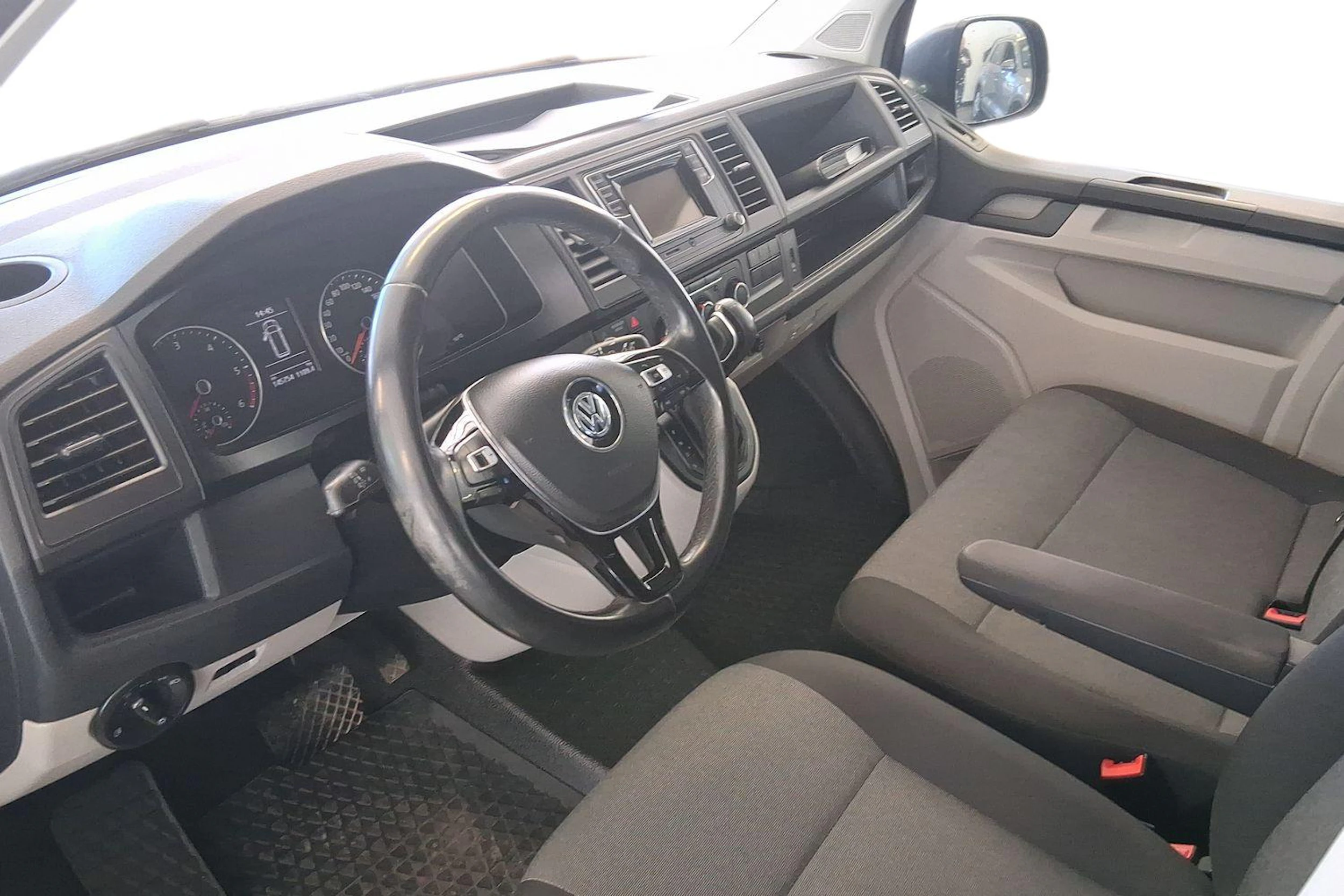 harmaa Volkswagen Transporter 2018 kuva 8.
