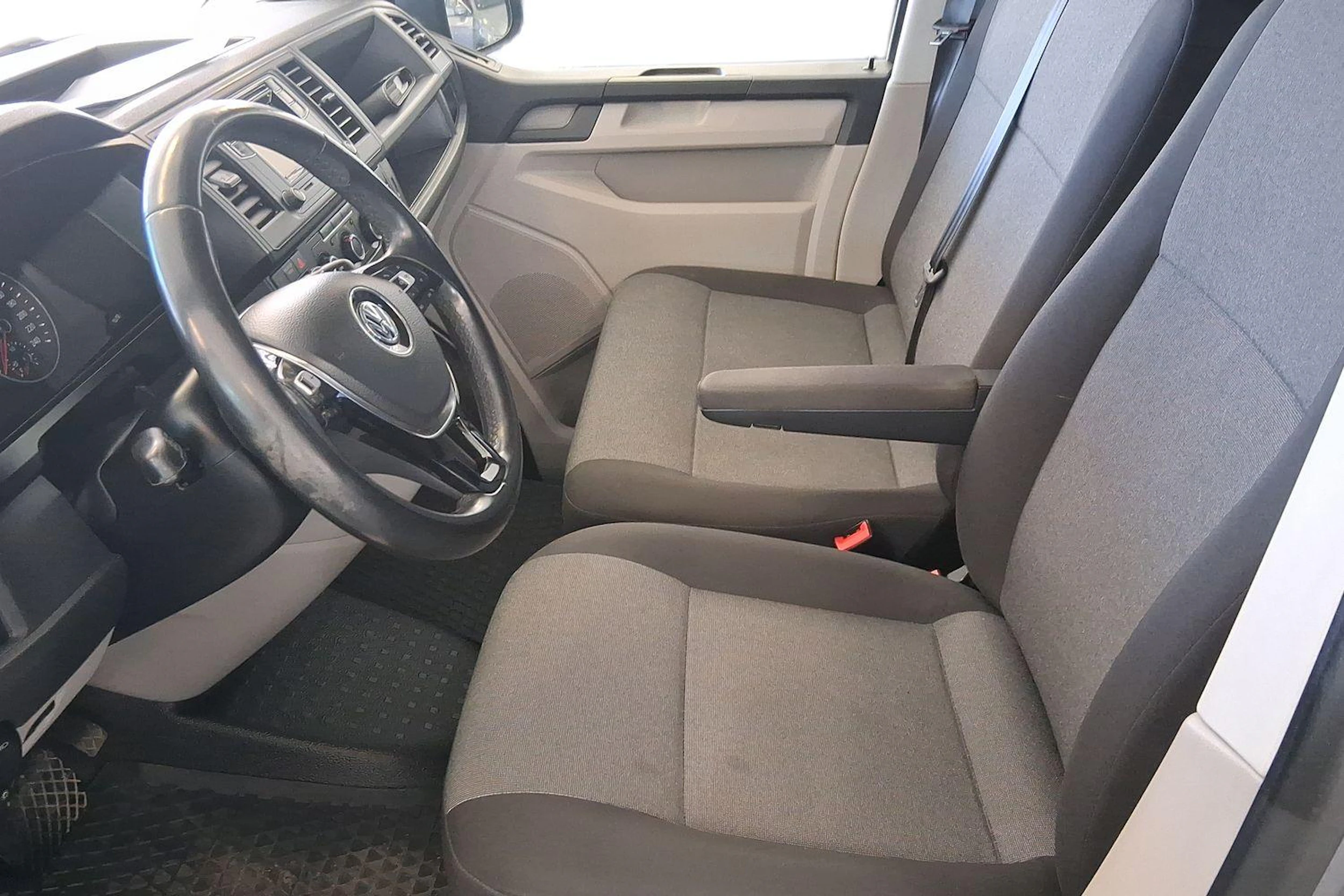 harmaa Volkswagen Transporter 2018 kuva 9.