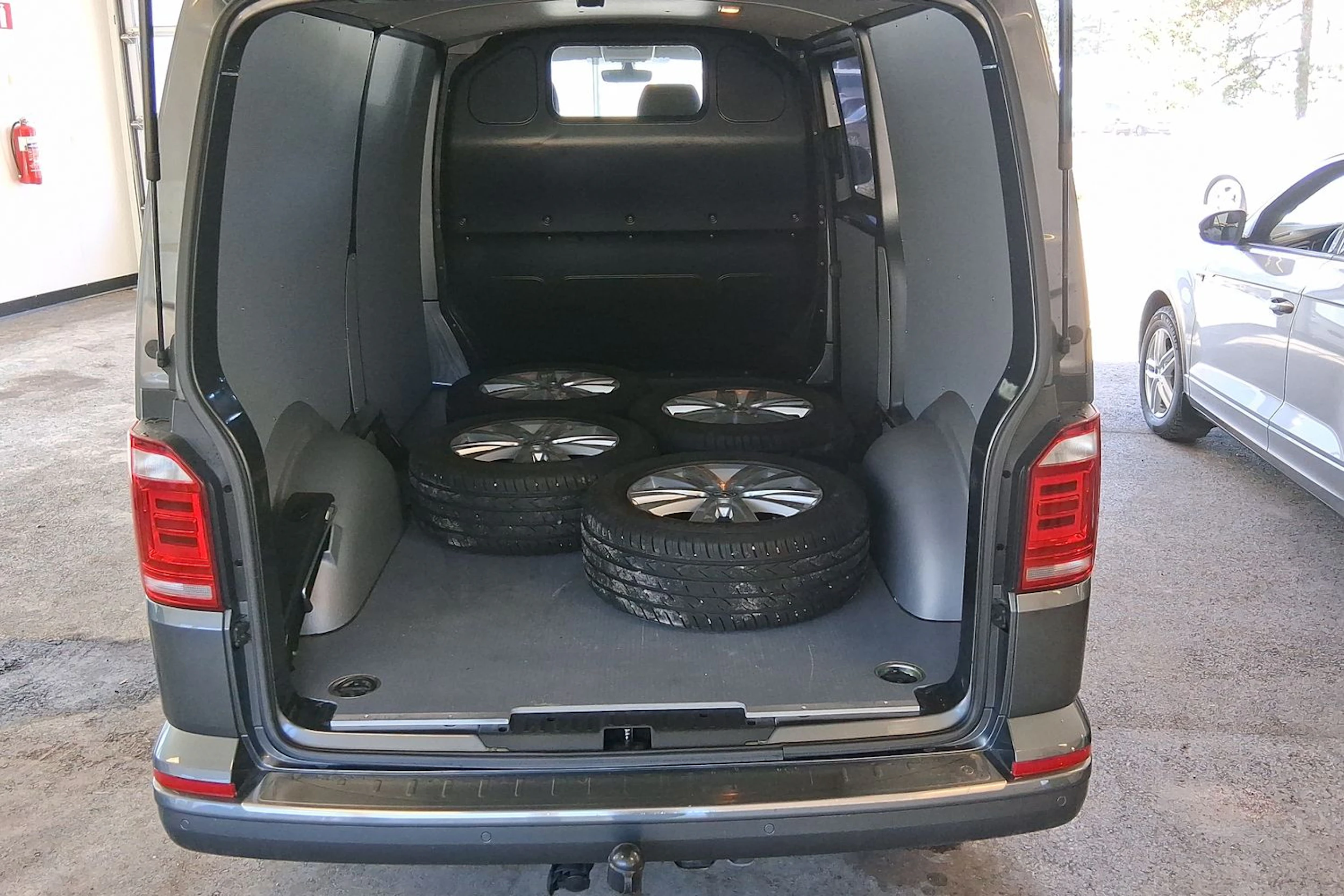 harmaa Volkswagen Transporter 2018 kuva 15.