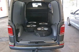 harmaa Volkswagen Transporter 2018 kuva 15.