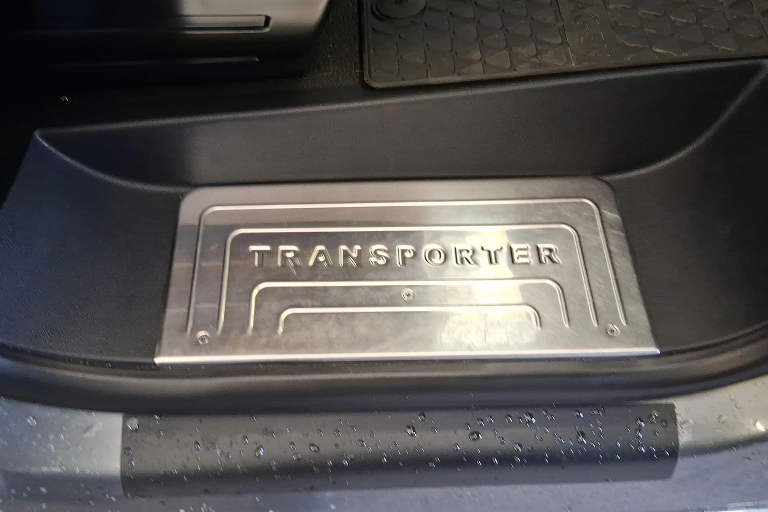 harmaa Volkswagen Transporter 2018 kuva 16.