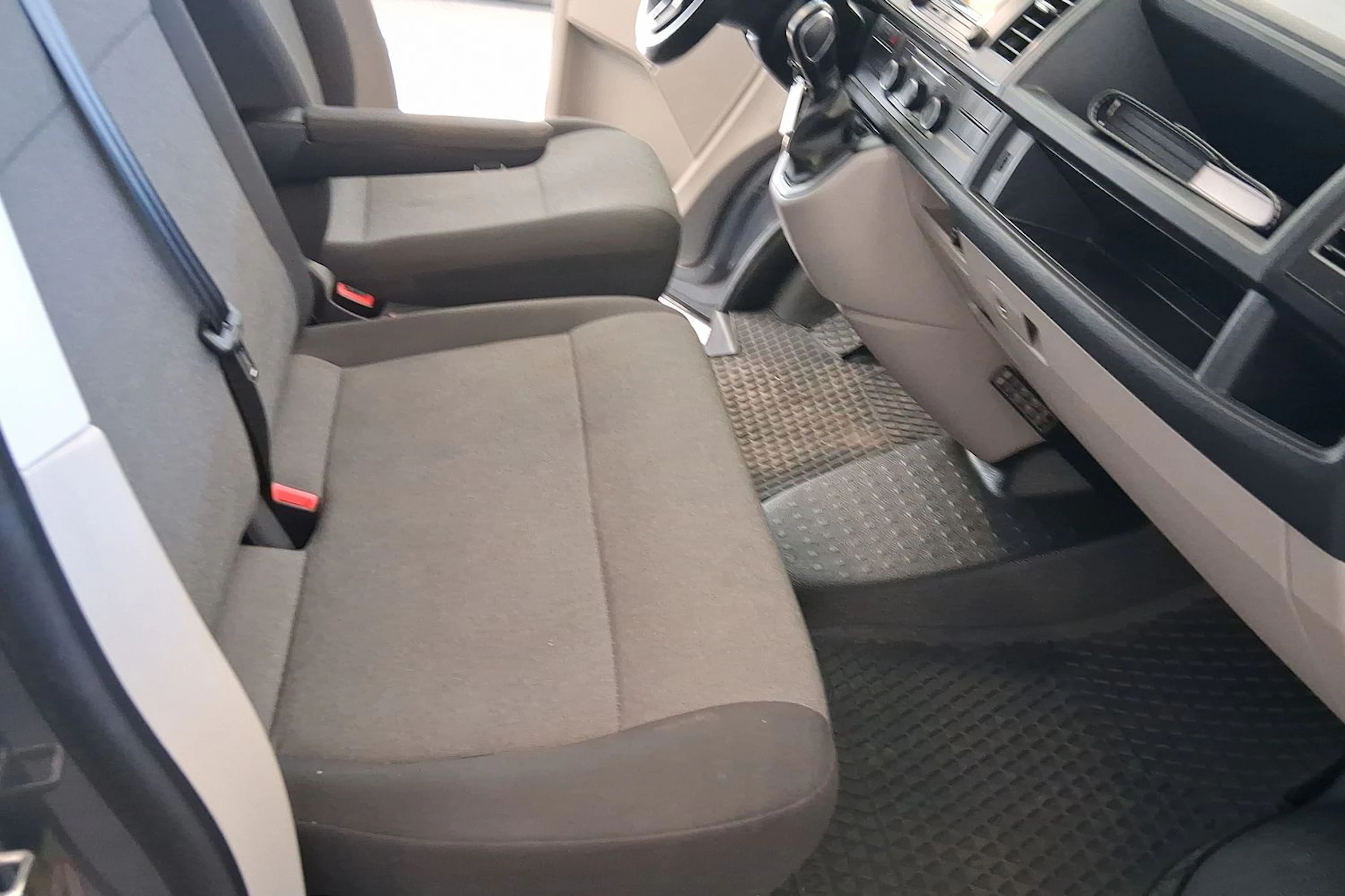 harmaa Volkswagen Transporter 2018 kuva 17.