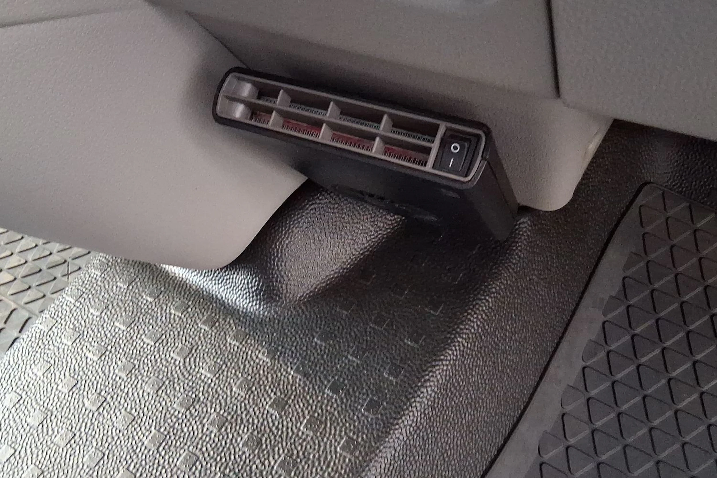 harmaa Volkswagen Transporter 2018 kuva 18.