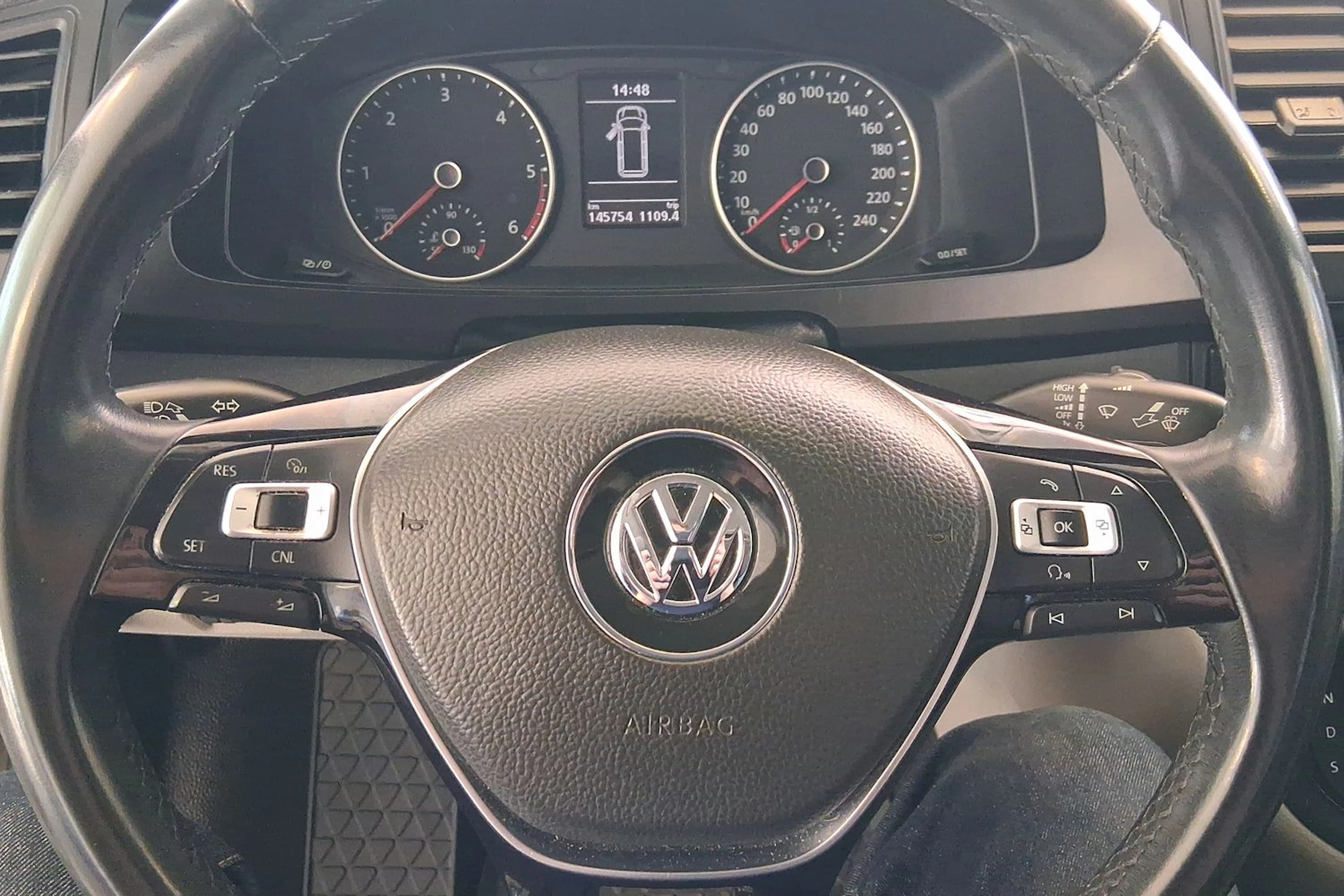 harmaa Volkswagen Transporter 2018 kuva 19.