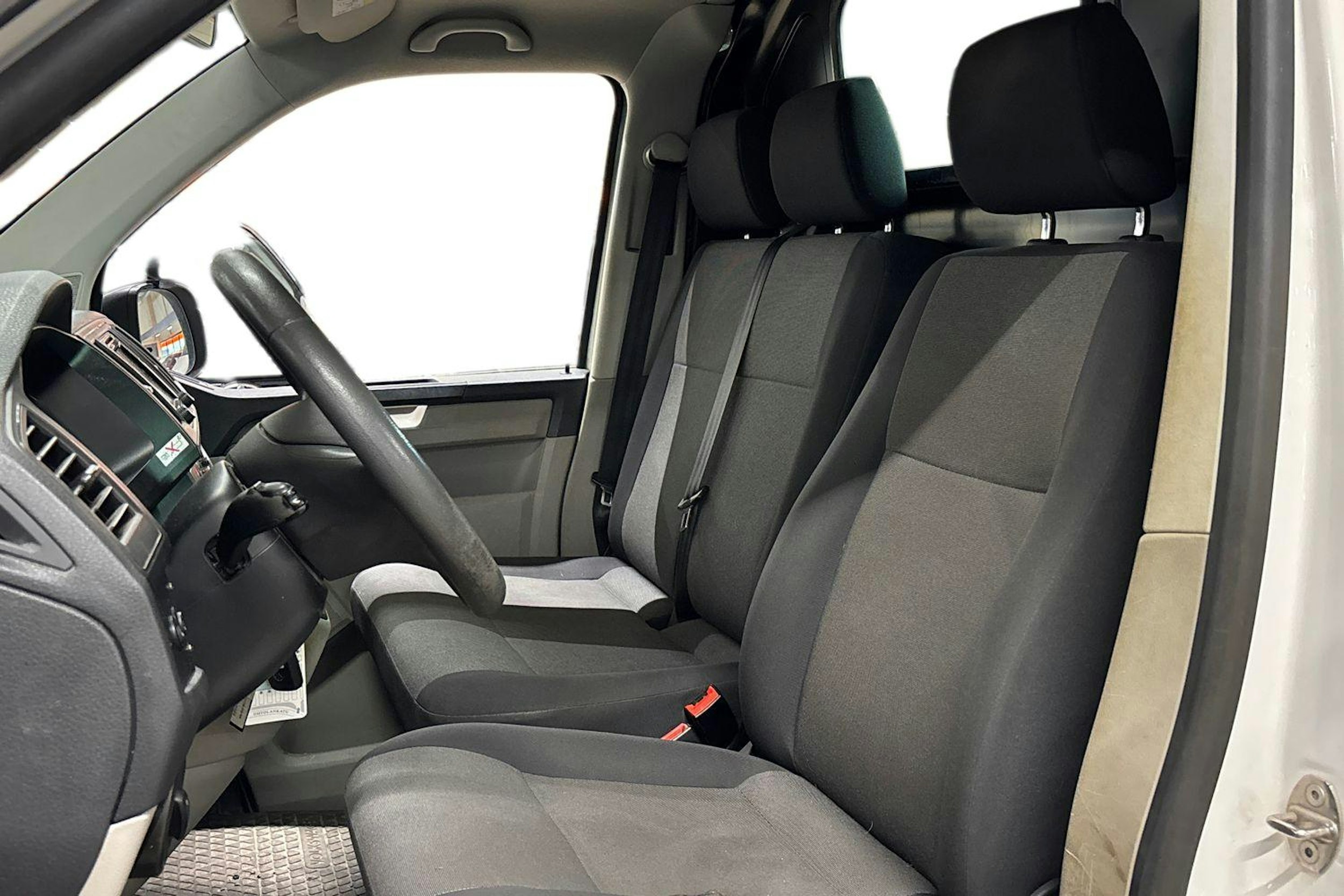 valkoinen Volkswagen Transporter 2018 kuva 3.