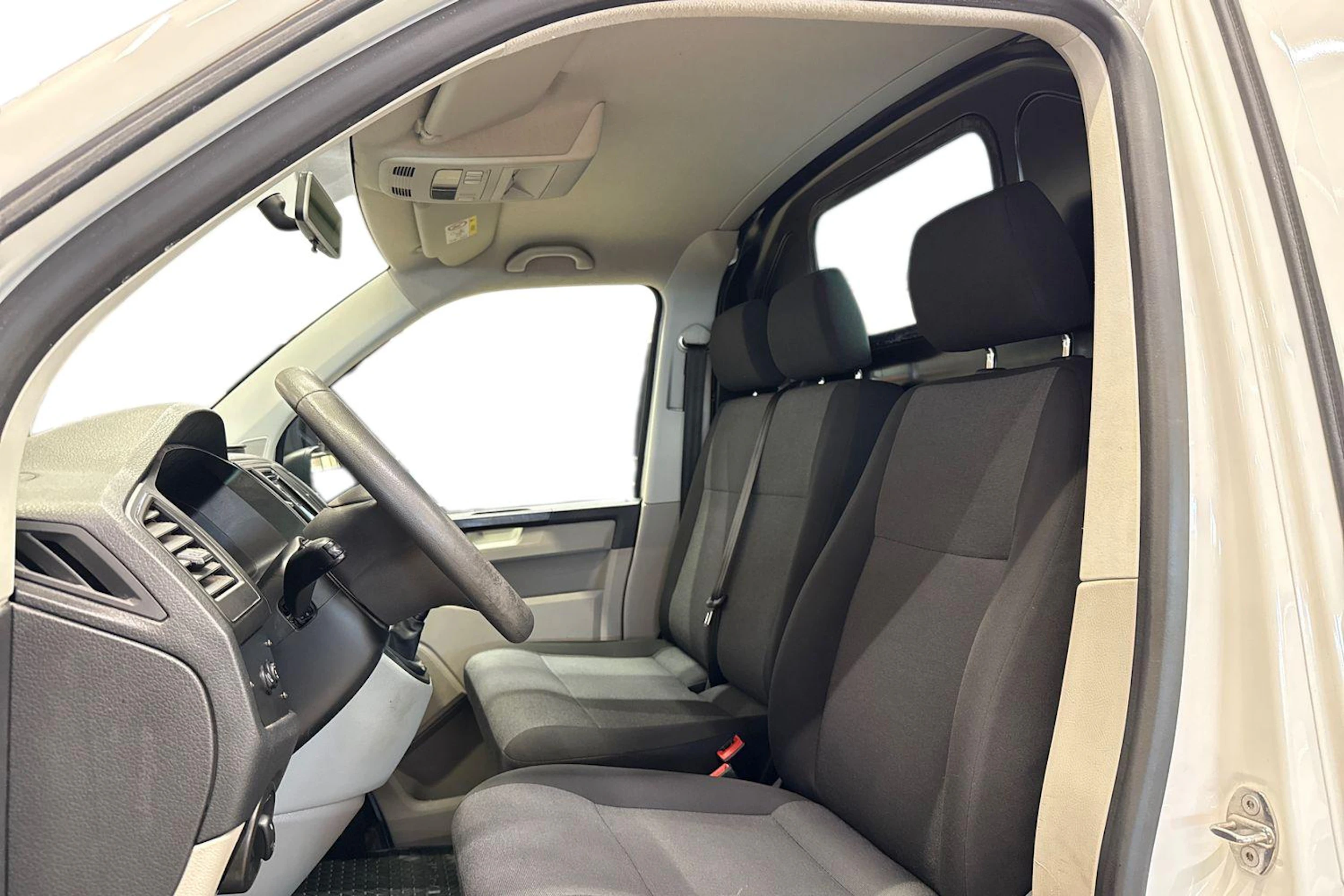 valkoinen Volkswagen Transporter 2019 kuva 8.