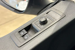 valkoinen Volkswagen Transporter 2019 kuva 12.