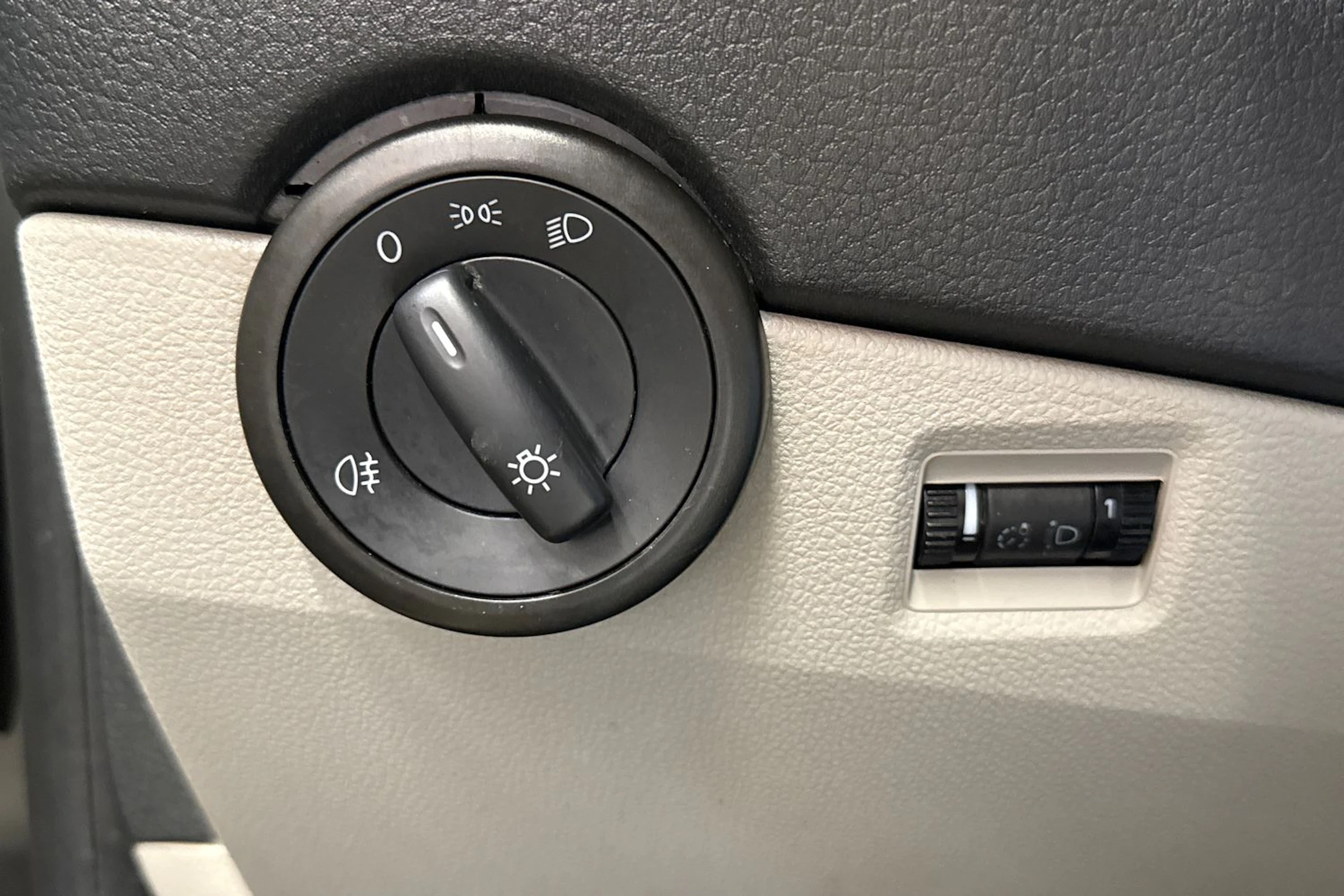 valkoinen Volkswagen Transporter 2019 kuva 15.