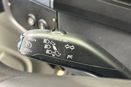 valkoinen Volkswagen Transporter 2019 kuva 16.