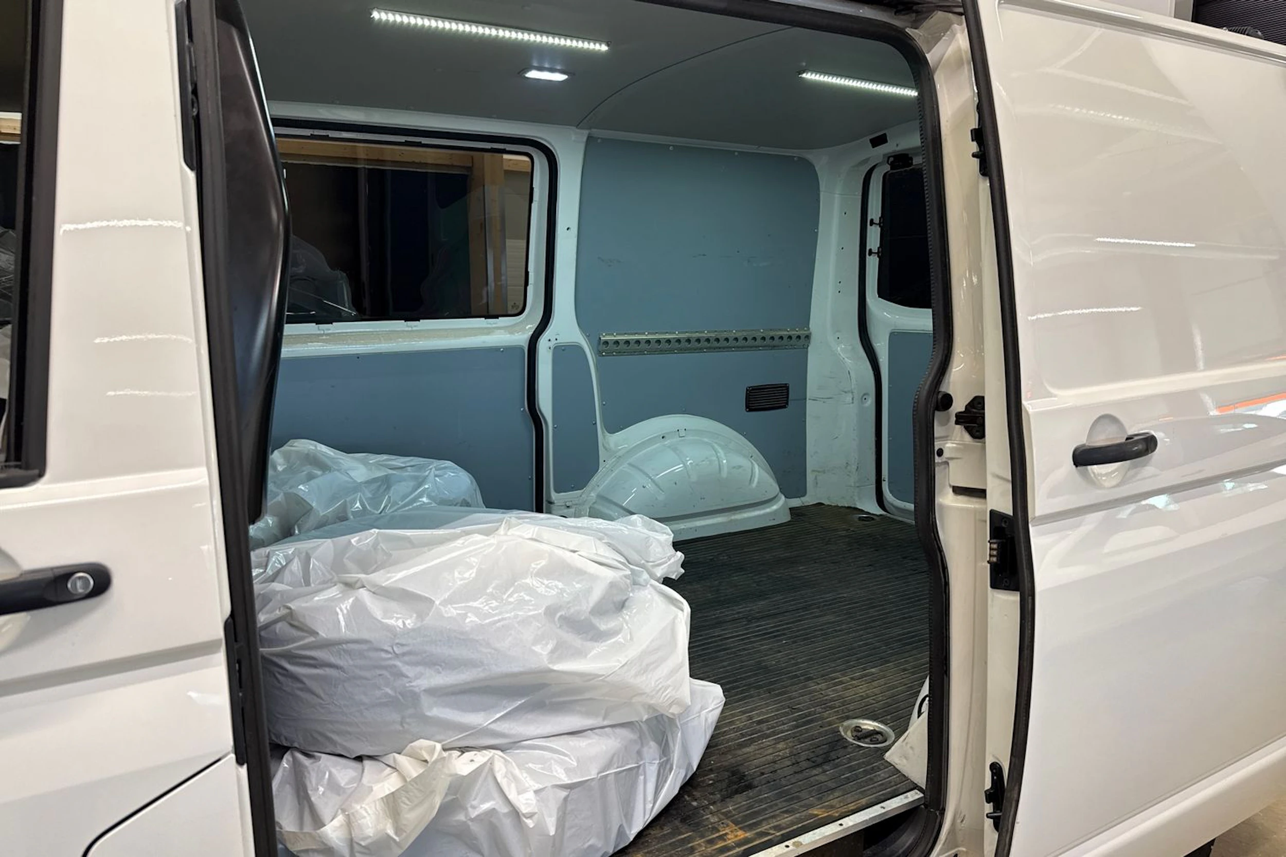 valkoinen Volkswagen Transporter 2019 kuva 22.