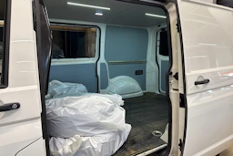 valkoinen Volkswagen Transporter 2019 kuva 22.