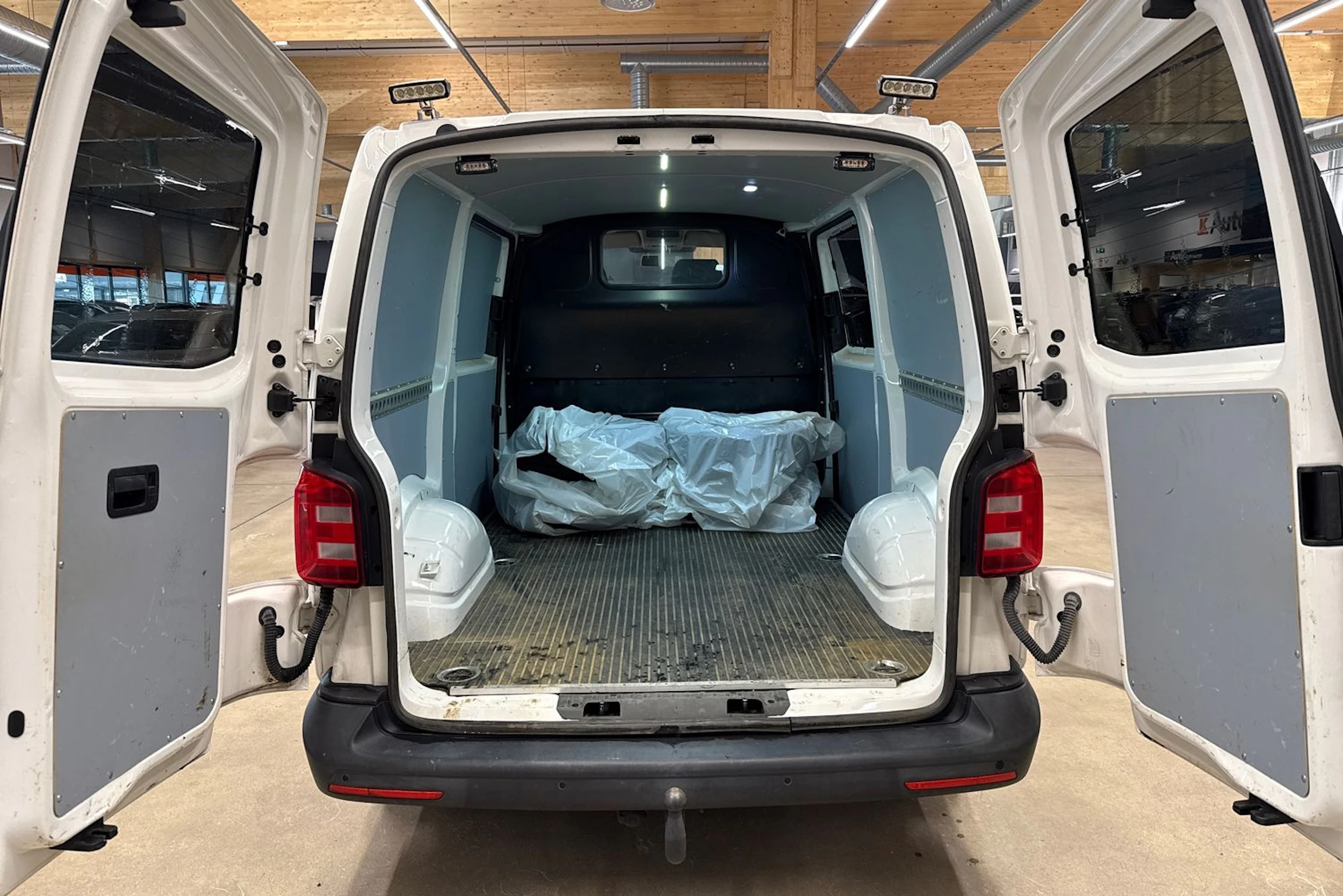 valkoinen Volkswagen Transporter 2019 kuva 23.