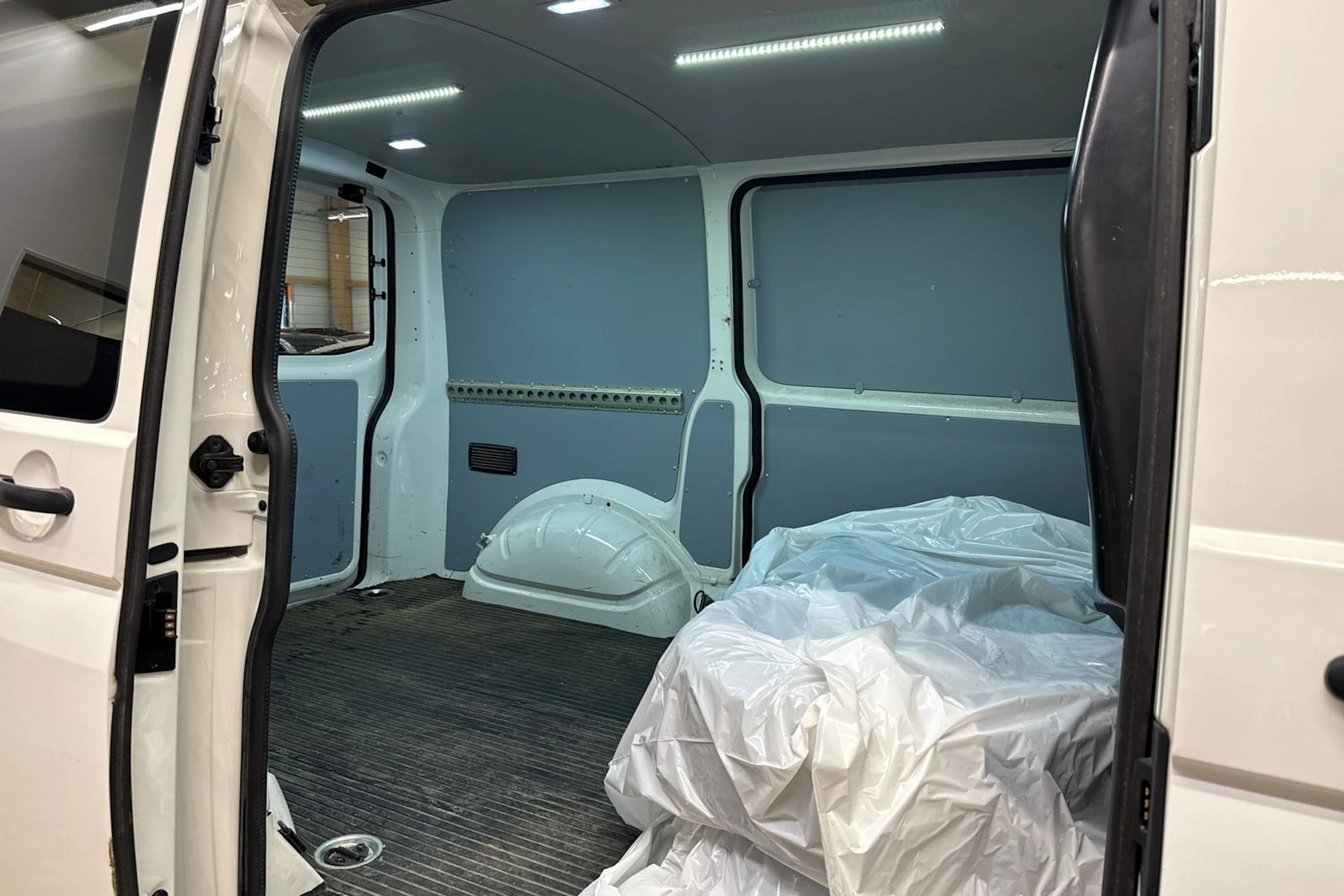 valkoinen Volkswagen Transporter 2019 kuva 24.