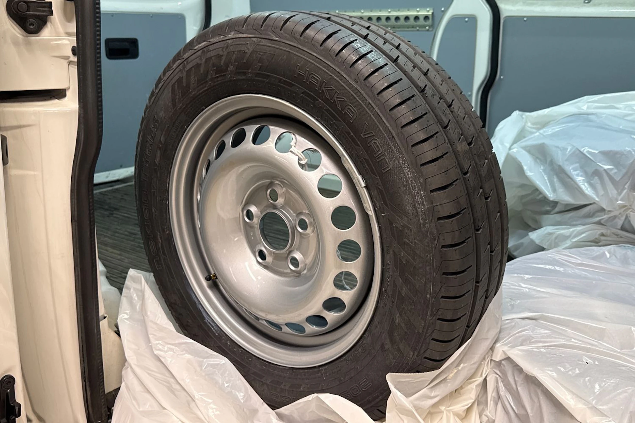 valkoinen Volkswagen Transporter 2019 kuva 25.