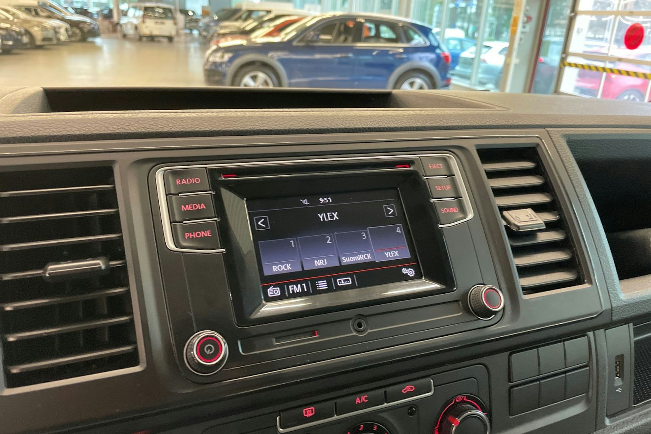 met. musta Volkswagen Transporter 2018 kuva 17.