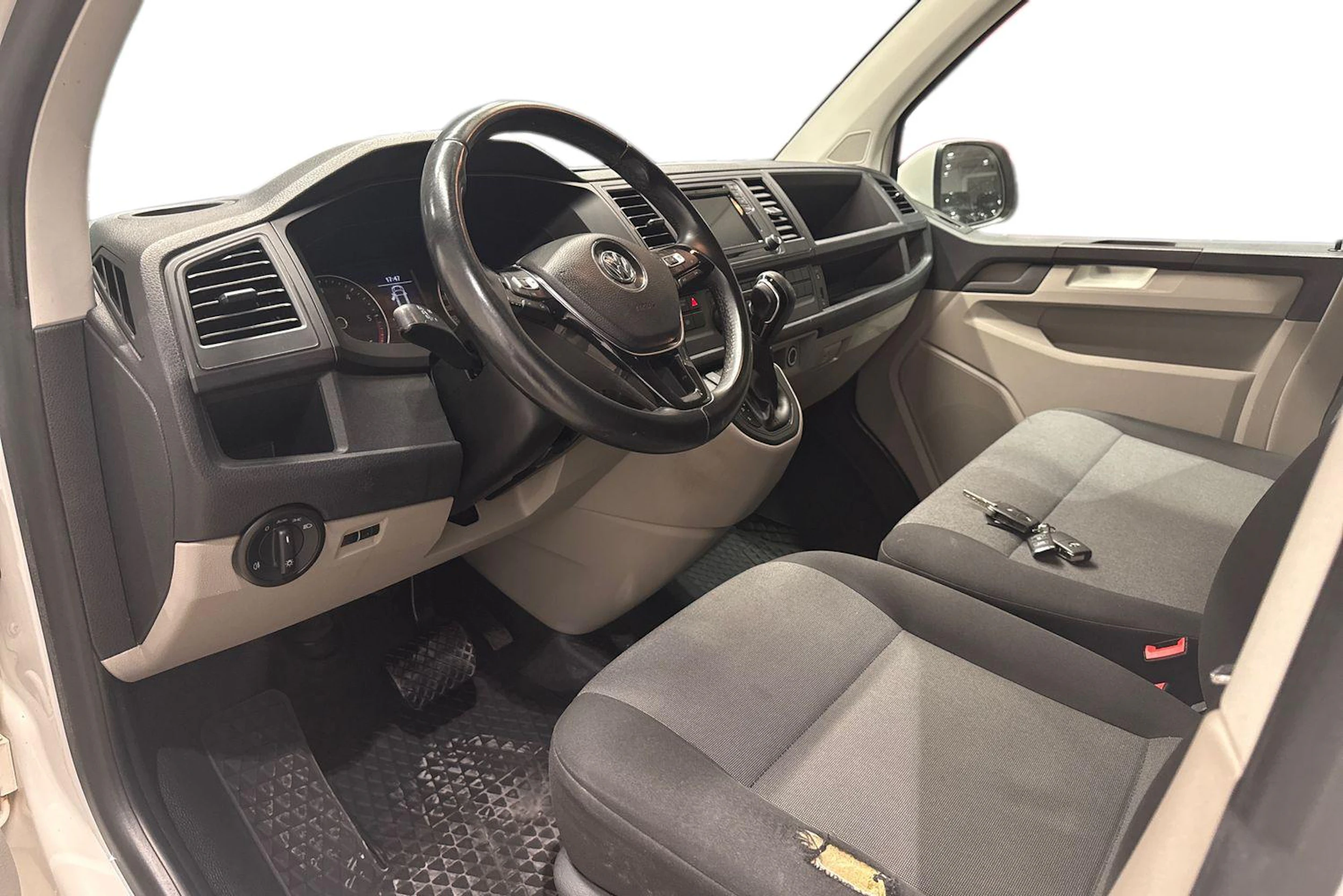 Valkoinen Volkswagen TRANSPORTER 2018 kuva 3.