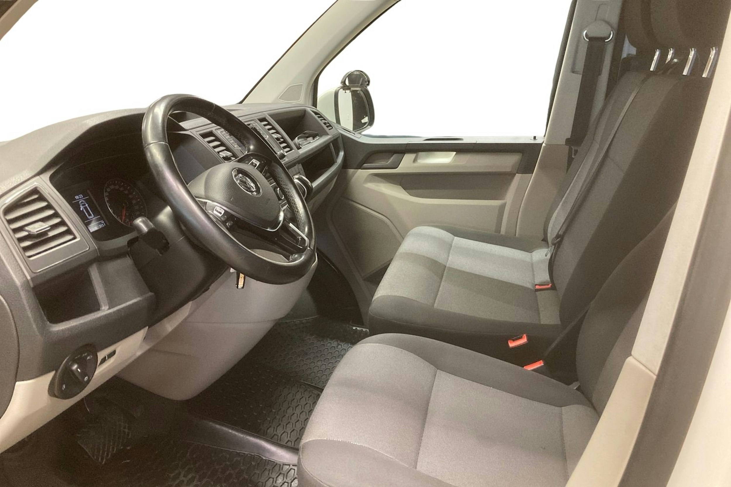 valkoinen Volkswagen Transporter 2018 kuva 7.