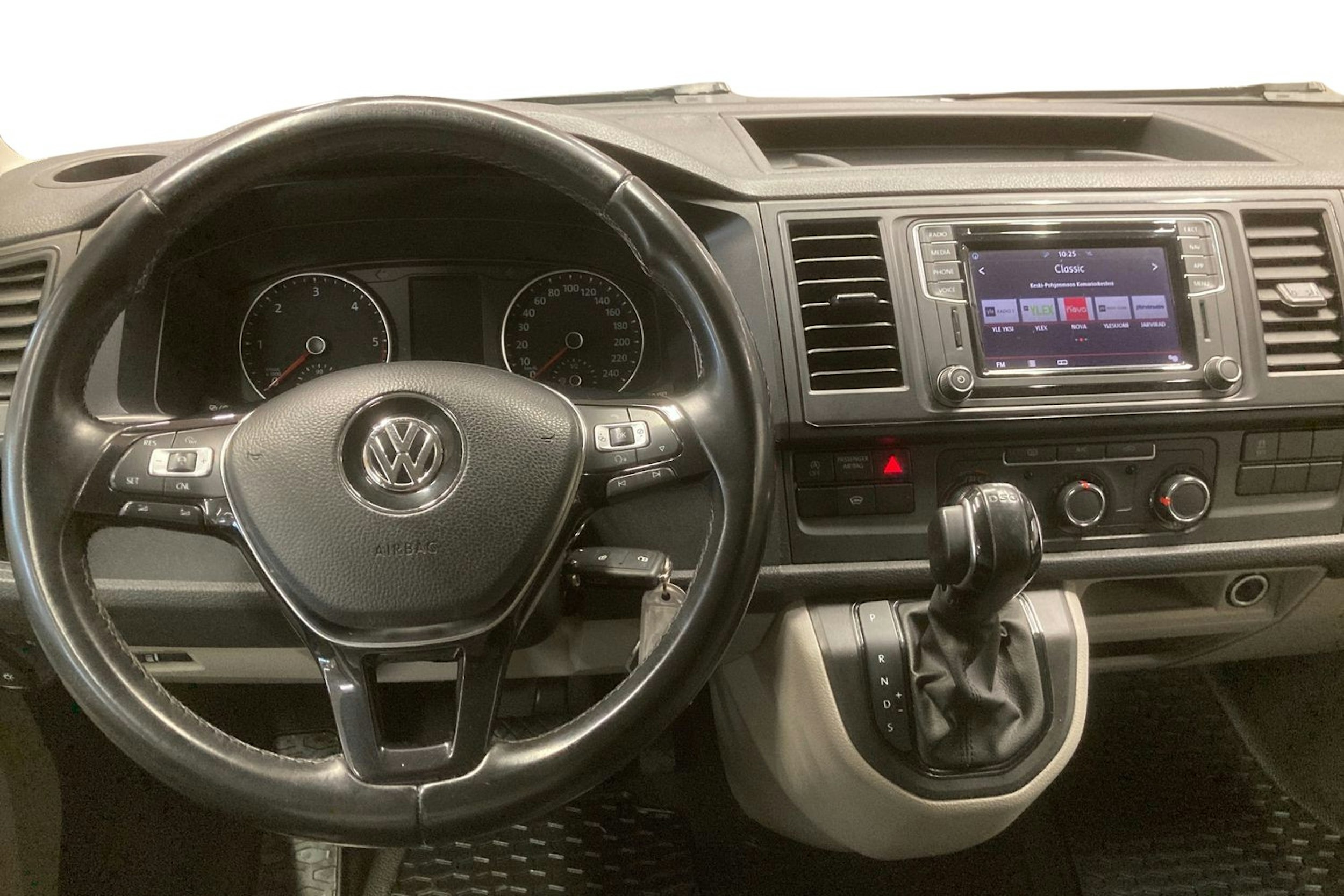 valkoinen Volkswagen Transporter 2018 kuva 9.