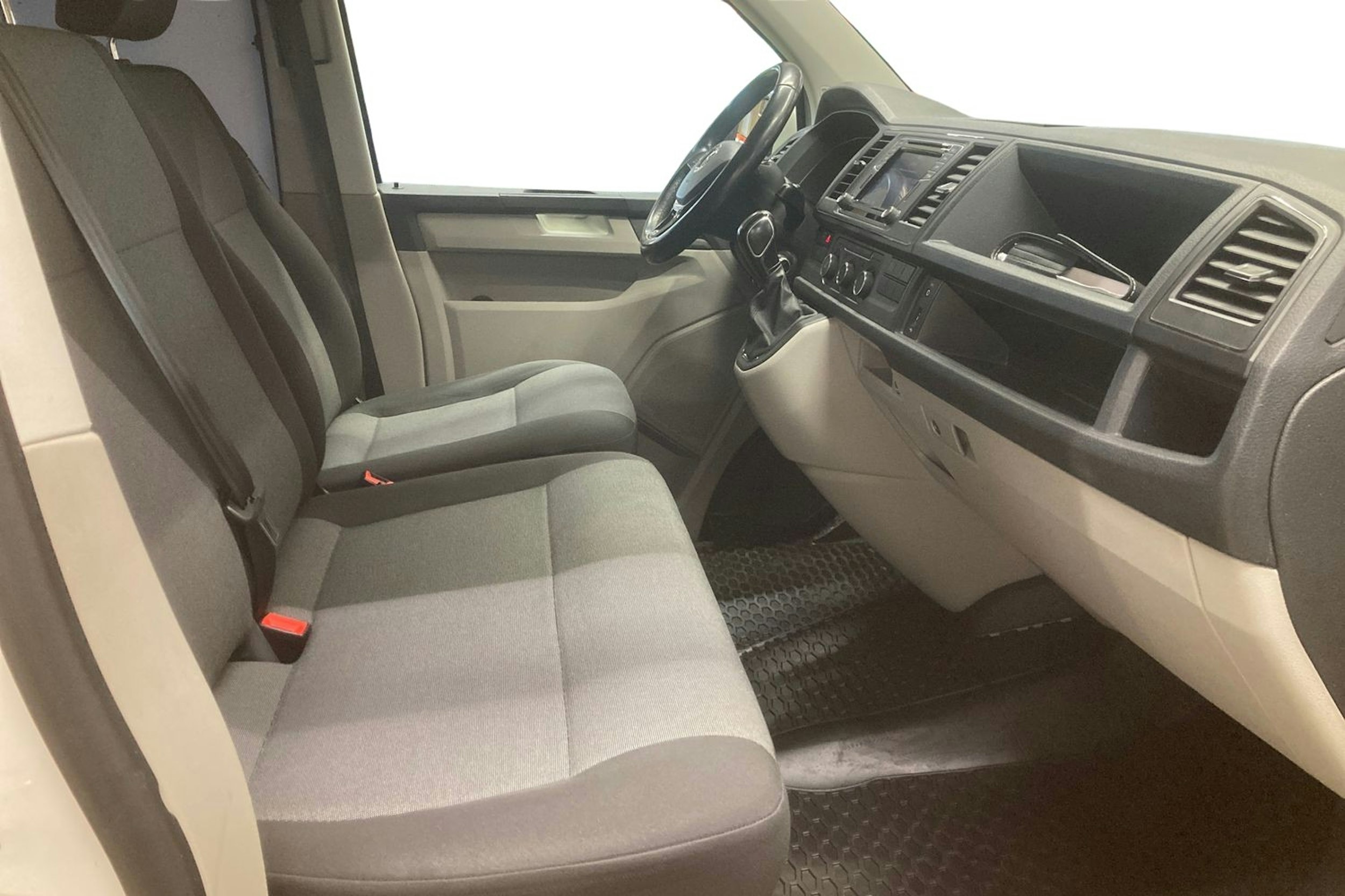 valkoinen Volkswagen Transporter 2018 kuva 10.