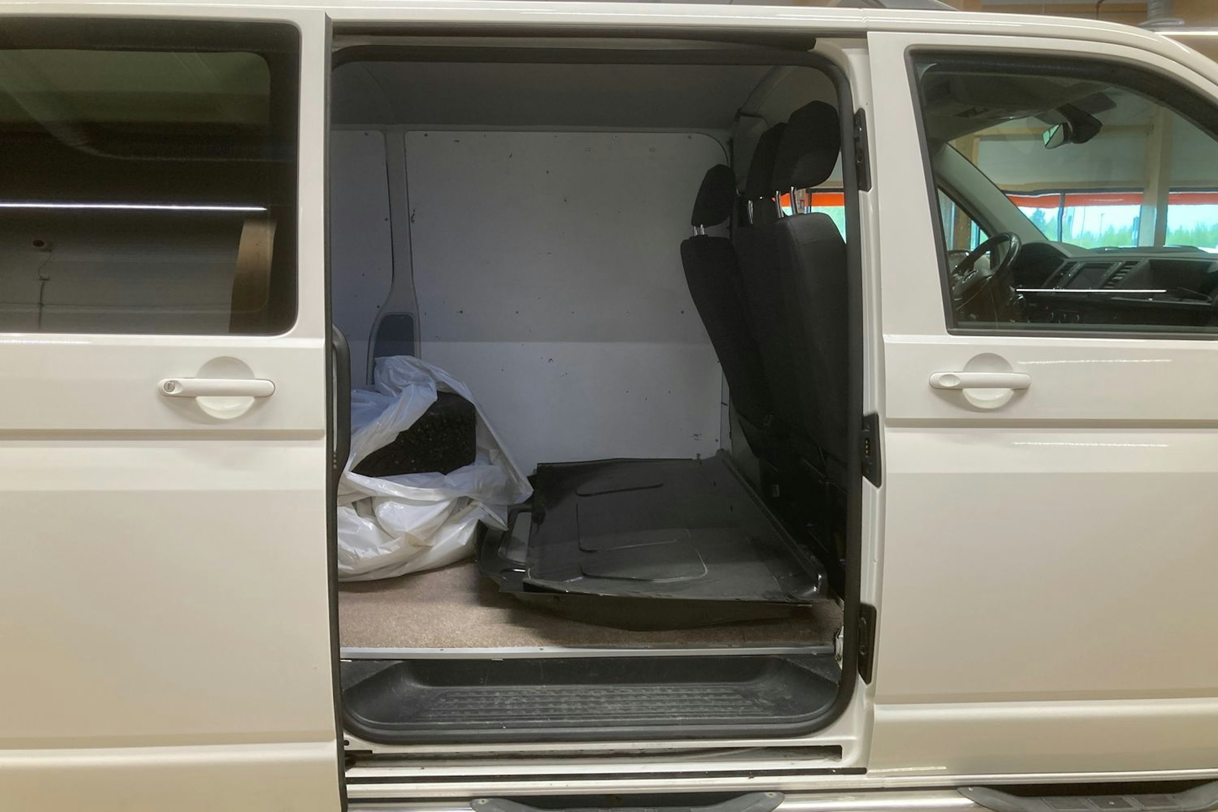 valkoinen Volkswagen Transporter 2018 kuva 14.