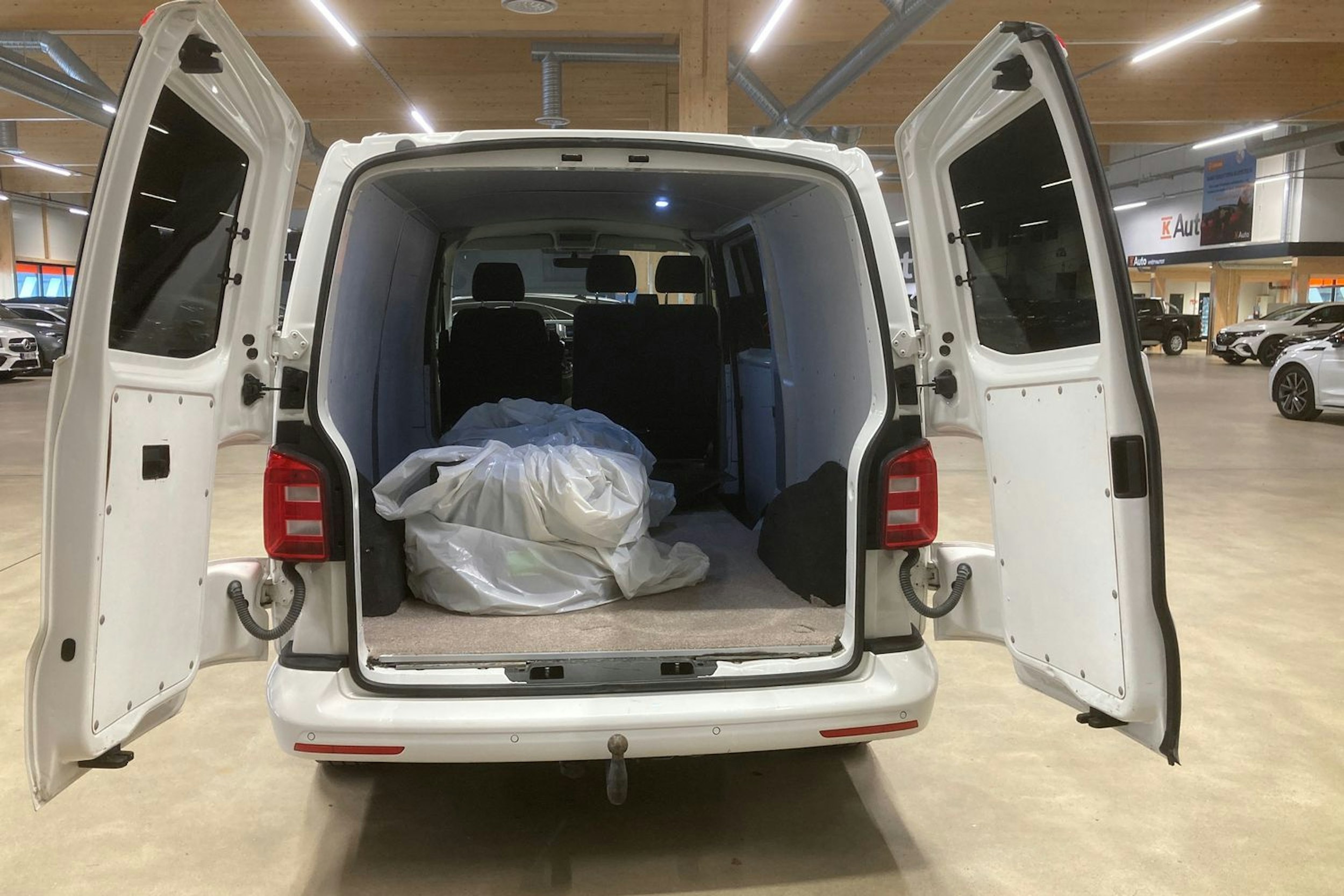 valkoinen Volkswagen Transporter 2018 kuva 15.