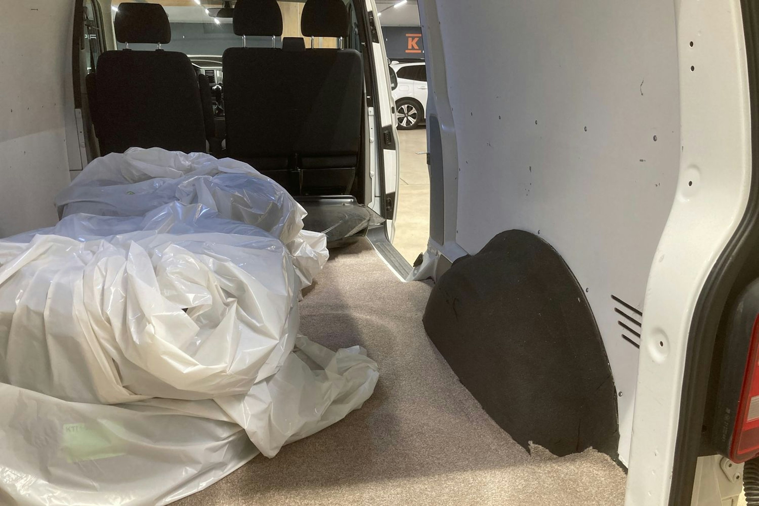 valkoinen Volkswagen Transporter 2018 kuva 16.