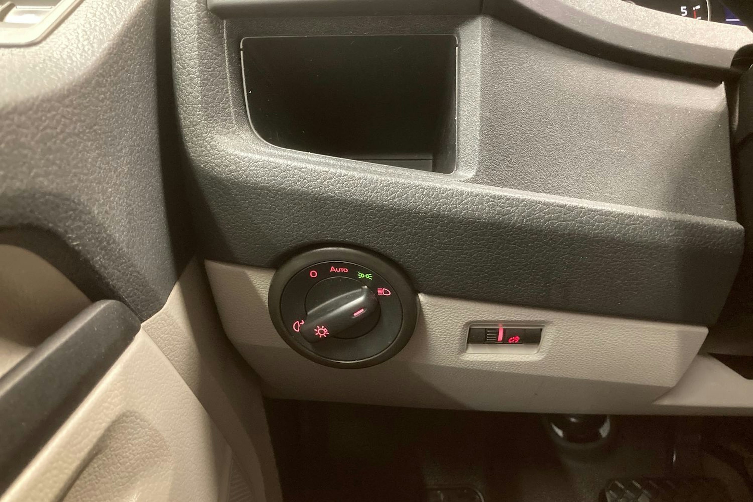 valkoinen Volkswagen Transporter 2018 kuva 19.