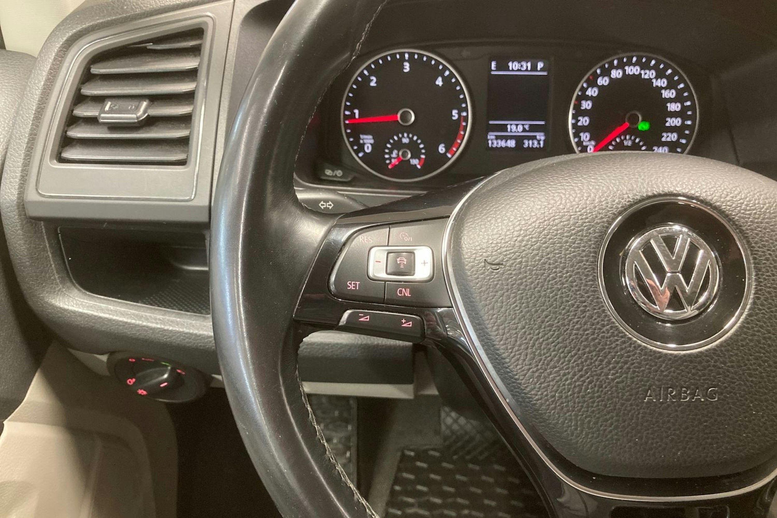 valkoinen Volkswagen Transporter 2018 kuva 20.