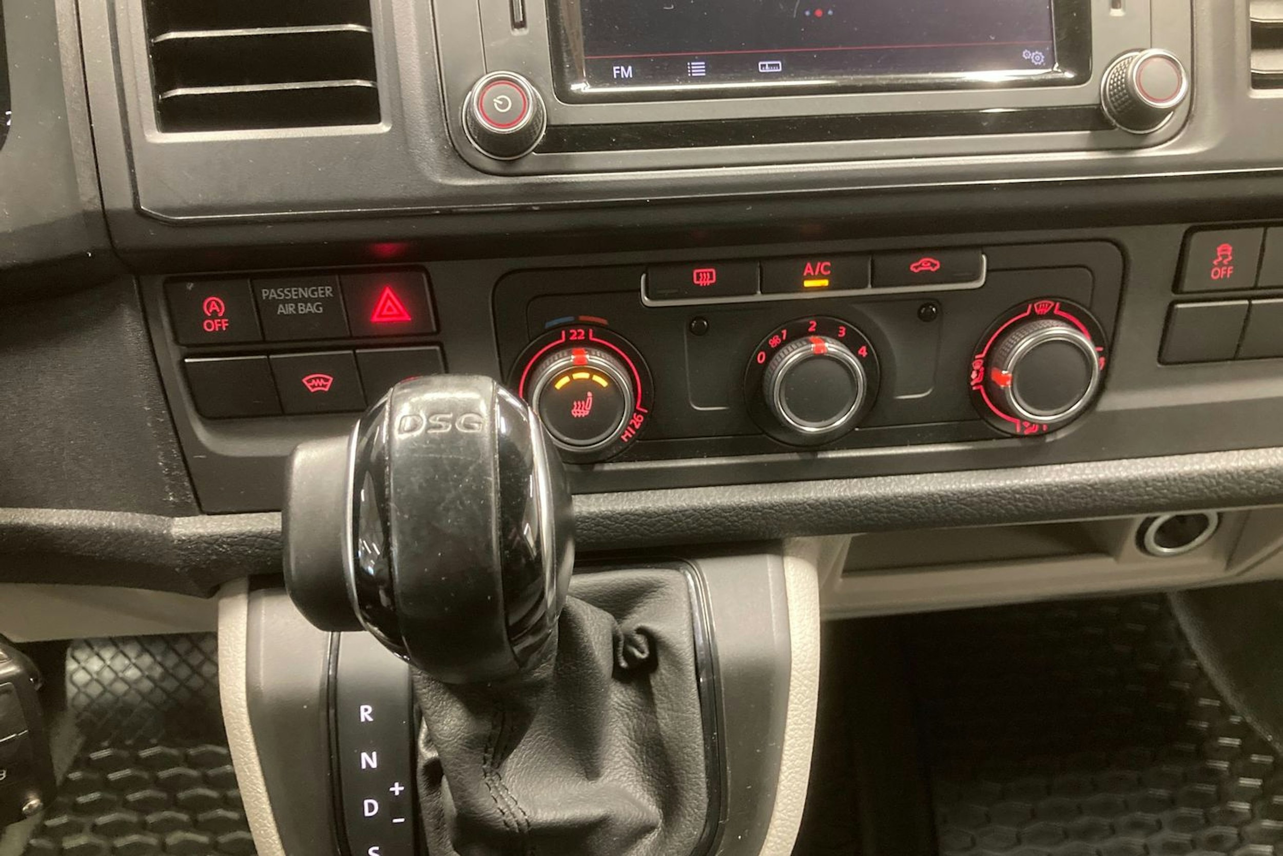 valkoinen Volkswagen Transporter 2018 kuva 22.