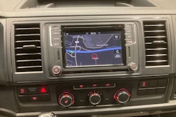 valkoinen Volkswagen Transporter 2018 kuva 23.