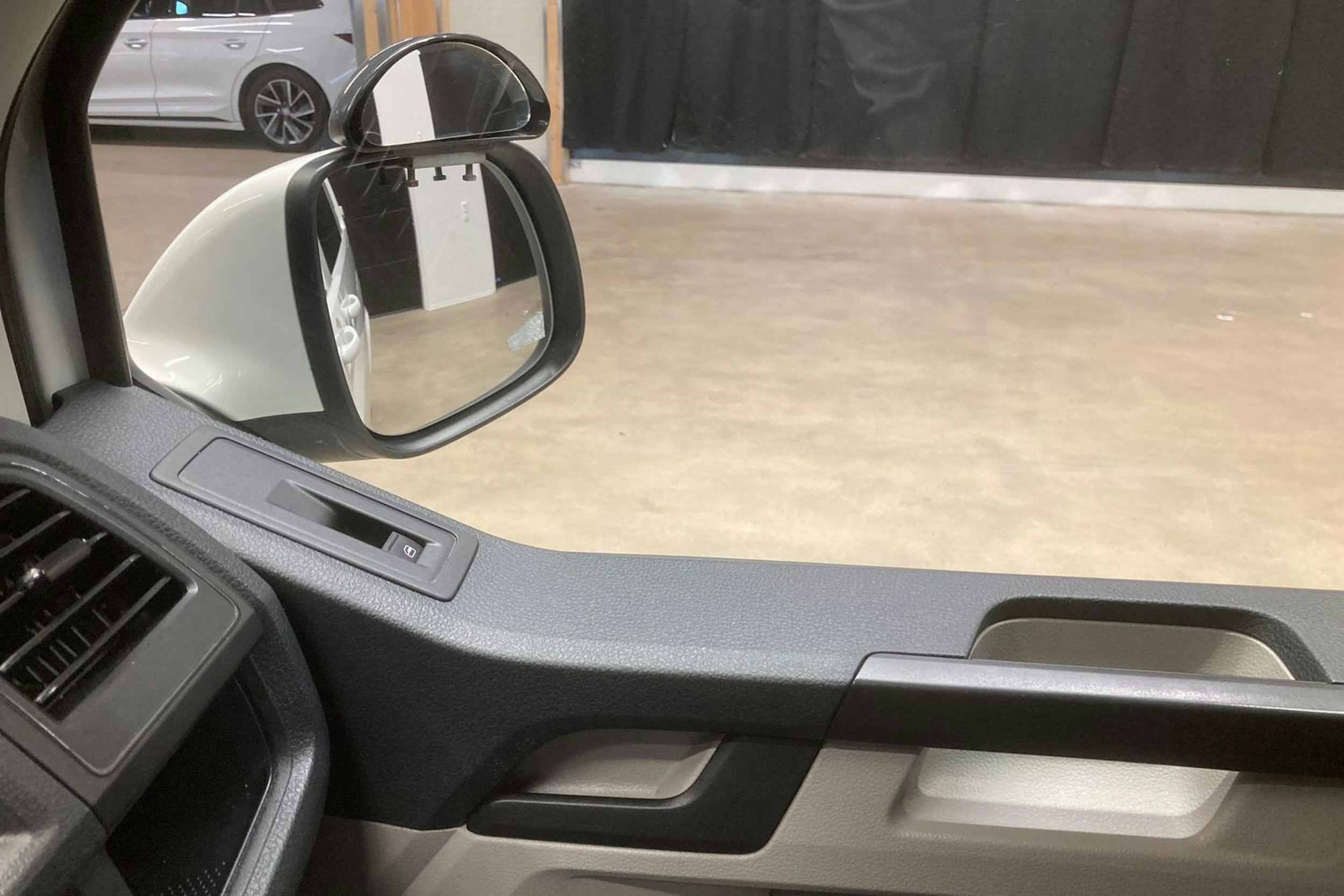 valkoinen Volkswagen Transporter 2018 kuva 27.