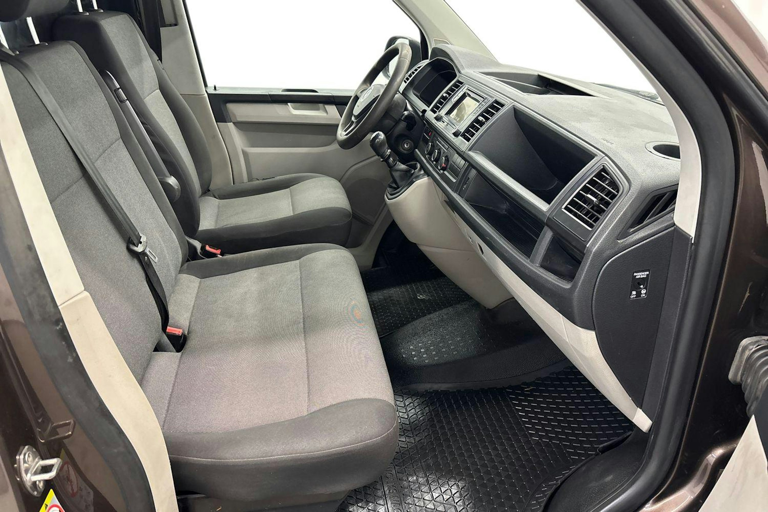 ruskea (beige) Volkswagen Transporter 2018 kuva 11.