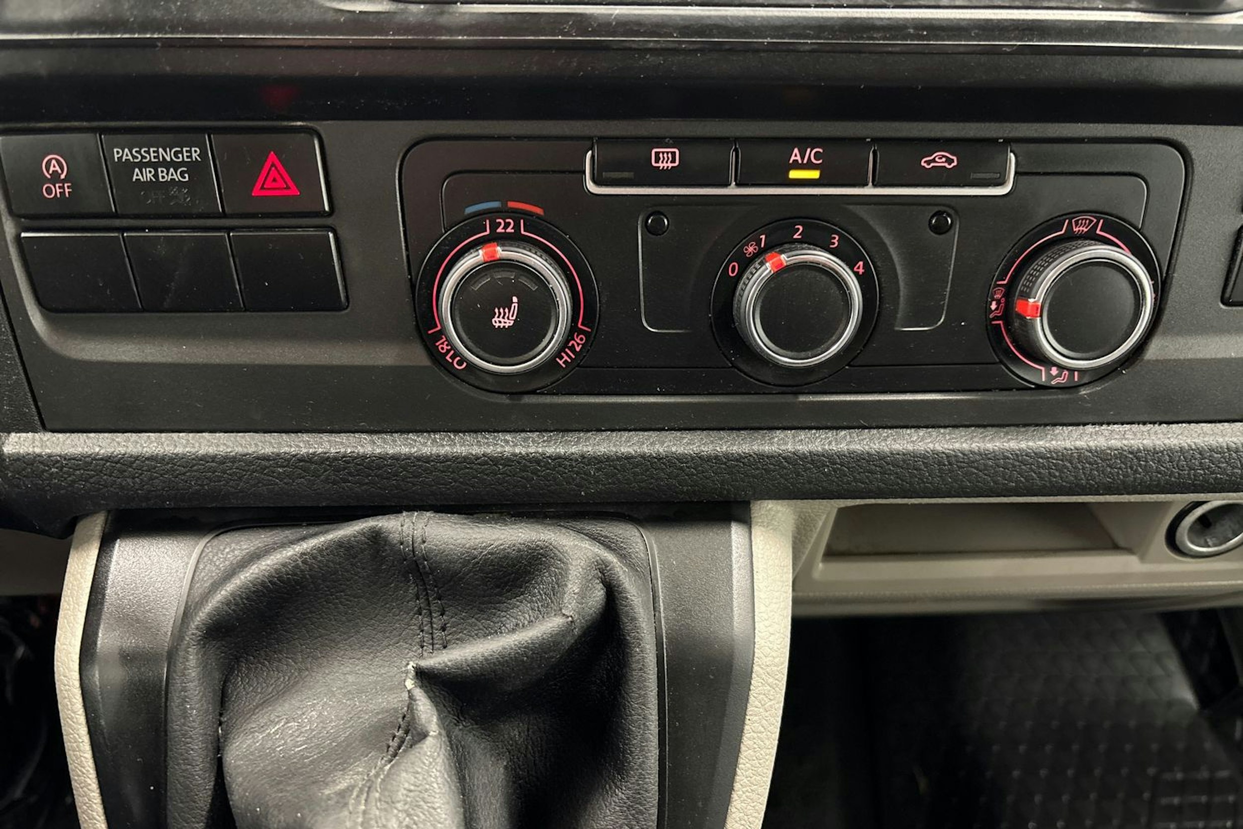 ruskea (beige) Volkswagen Transporter 2018 kuva 22.