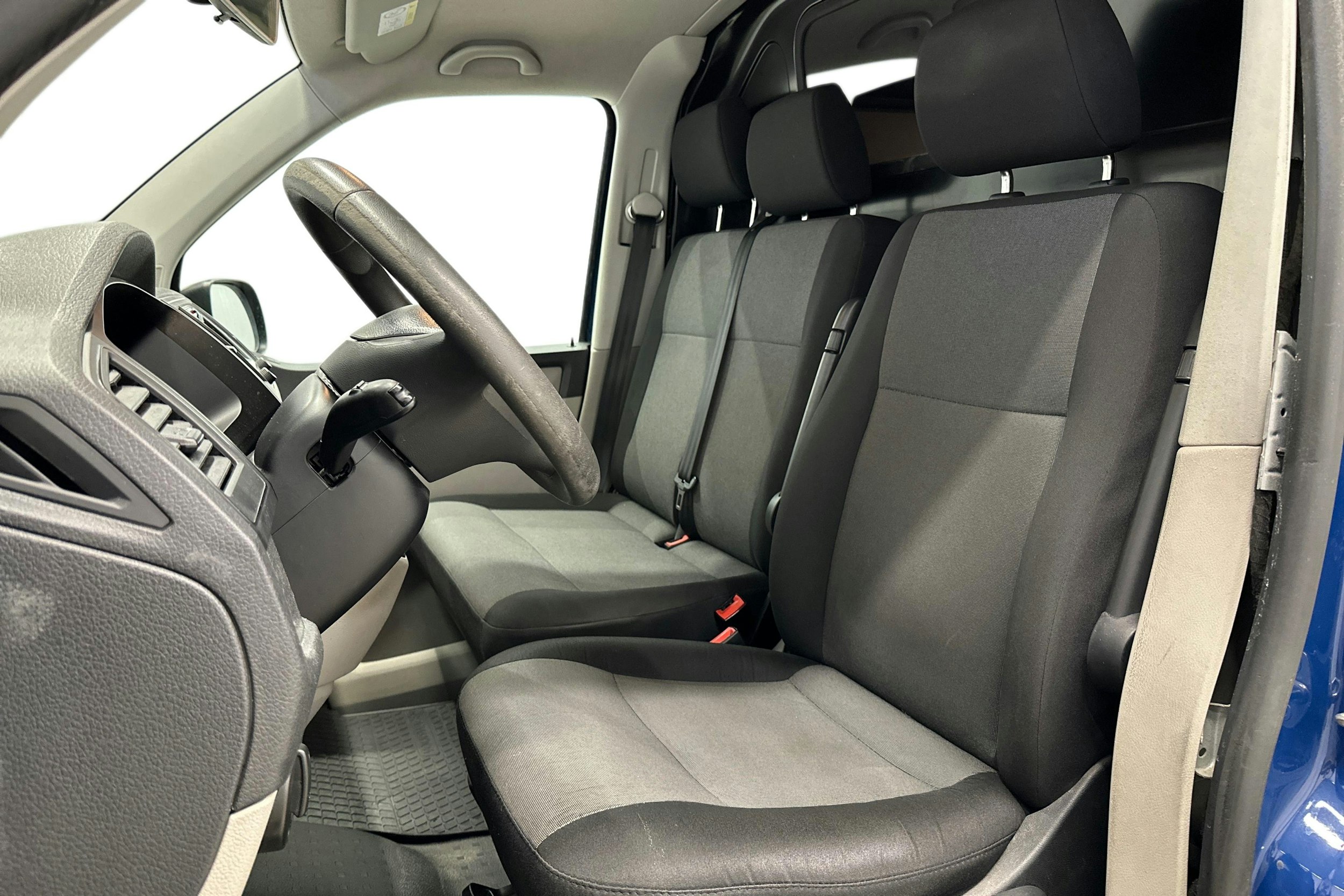 sininen Volkswagen Transporter 2018 kuva 7.
