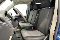 sininen Volkswagen Transporter 2018 kuva 7.